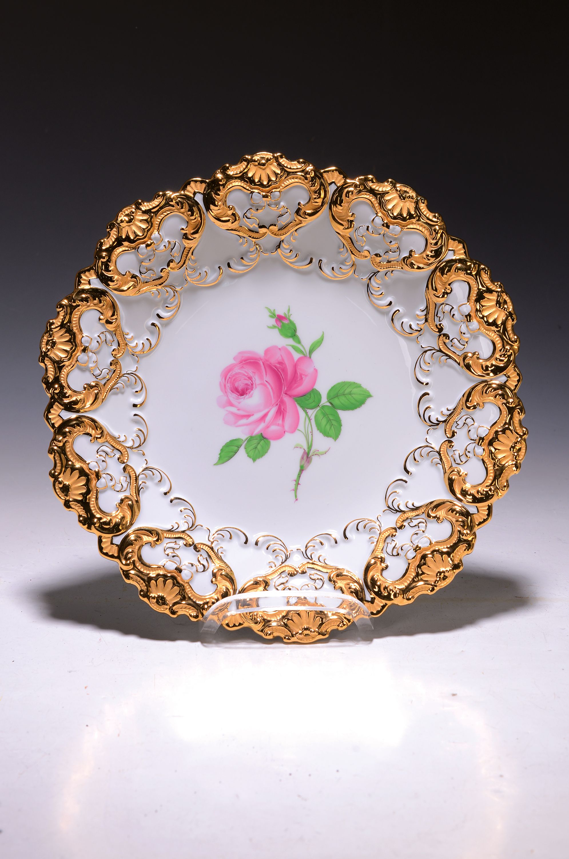 Grosse Prunkschale, Meissen, Rote Rose, 2.H.20. Jh., 1. Wahl, polychrome Bemalung, Matt- u. Glanzgold- Staffage, D.ca. 27 cm, reliefierter ...