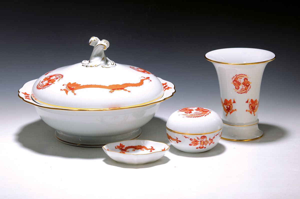 Vier Teile, Meissen, 2.H.20.Jh., roter Hofdrachen, goldschattiert, 1. Wahl: Deckelschüssel H.ca. 16 cm, D. 26 cm; Zylindervase 14 cm, Deckeldose, ...