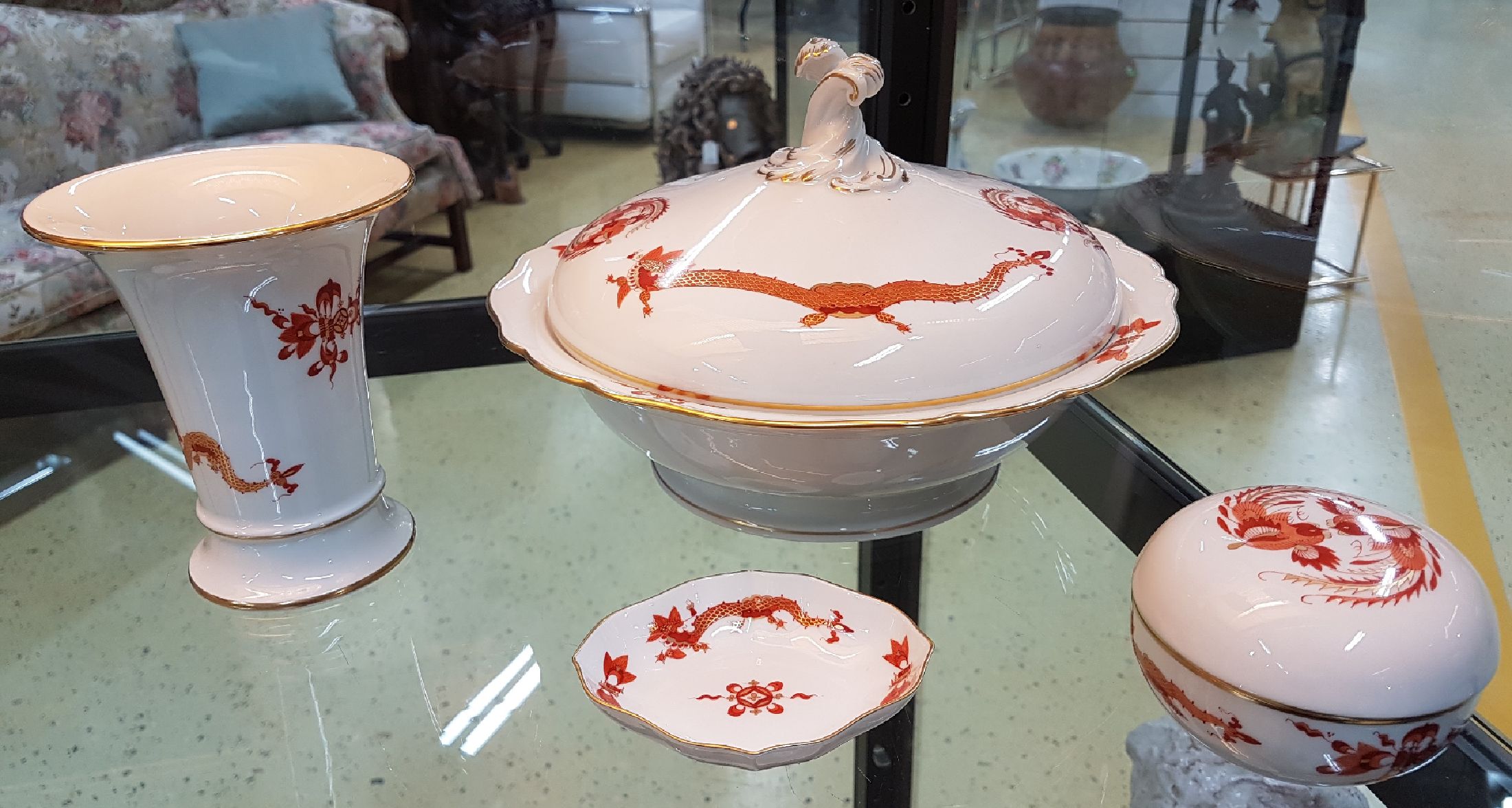Detail a: Vier Teile, Meissen, 2.H.20.Jh., roter Hofdrachen, goldschattiert, 1. Wahl: Deckelschüssel H.ca. 16 cm, D. 26 cm; Zylindervase 14 cm, Deckeldose, ...