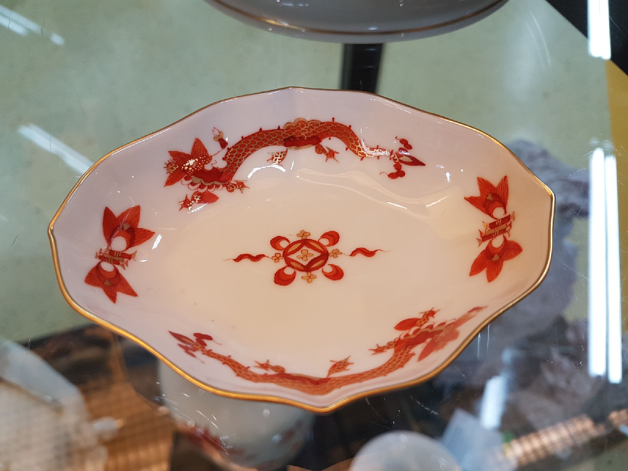 Detail c: Vier Teile, Meissen, 2.H.20.Jh., roter Hofdrachen, goldschattiert, 1. Wahl: Deckelschüssel H.ca. 16 cm, D. 26 cm; Zylindervase 14 cm, Deckeldose, ...