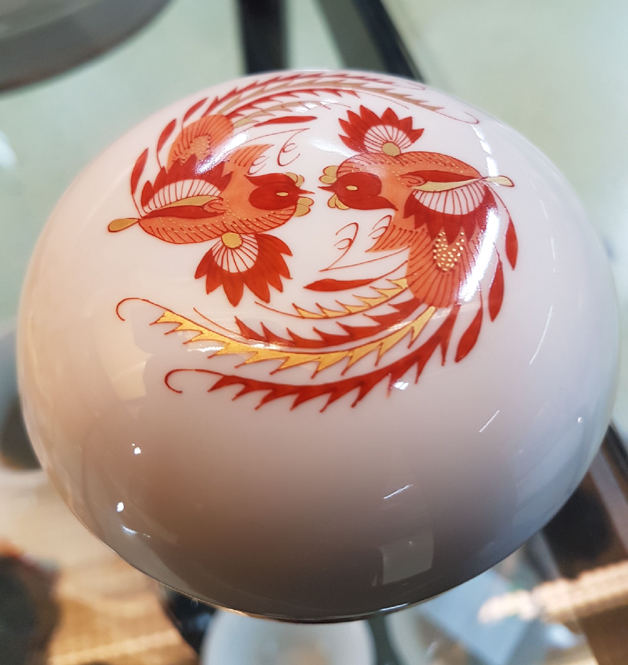 Detail d: Vier Teile, Meissen, 2.H.20.Jh., roter Hofdrachen, goldschattiert, 1. Wahl: Deckelschüssel H.ca. 16 cm, D. 26 cm; Zylindervase 14 cm, Deckeldose, ...