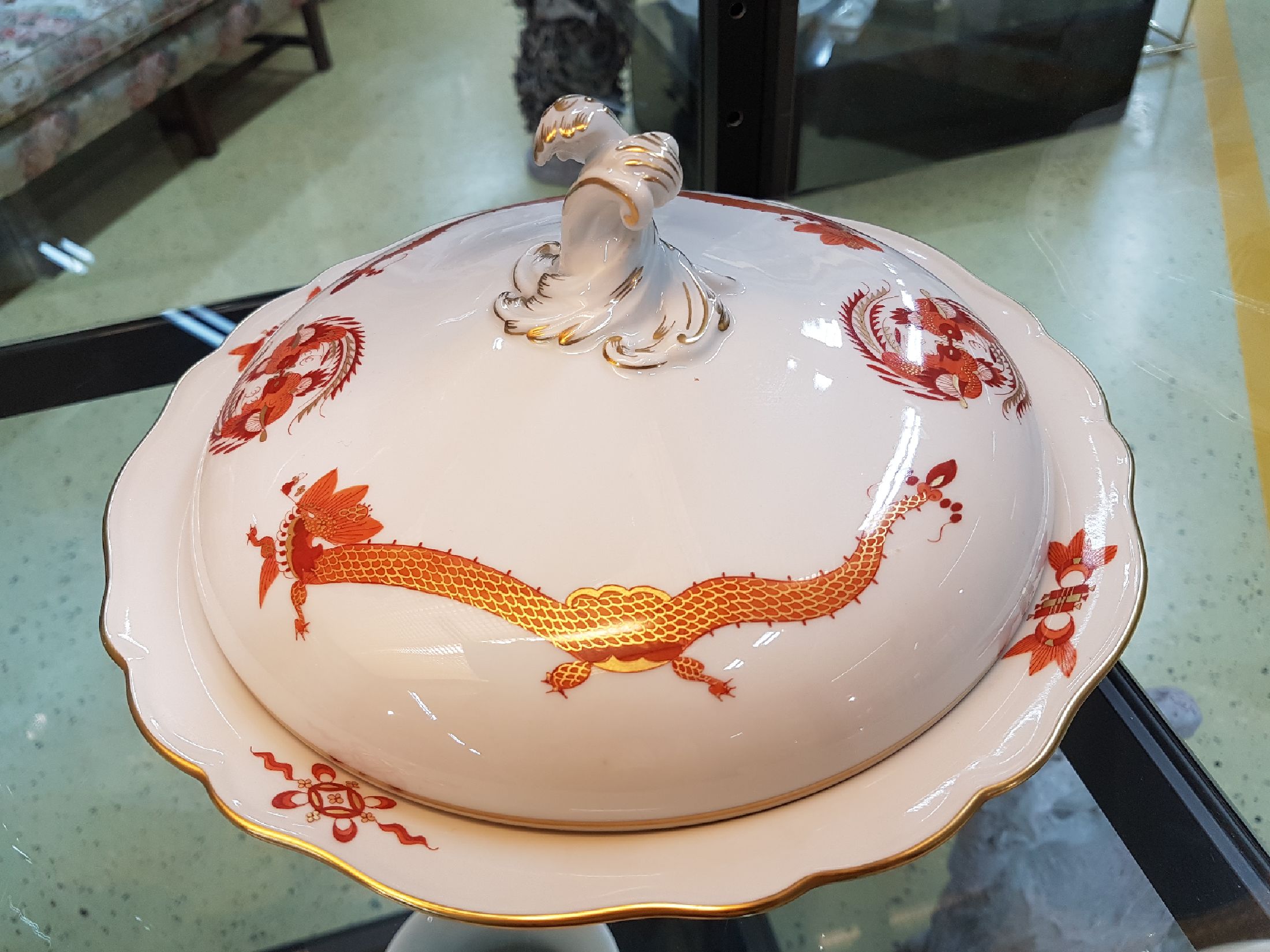 Detail e: Vier Teile, Meissen, 2.H.20.Jh., roter Hofdrachen, goldschattiert, 1. Wahl: Deckelschüssel H.ca. 16 cm, D. 26 cm; Zylindervase 14 cm, Deckeldose, ...