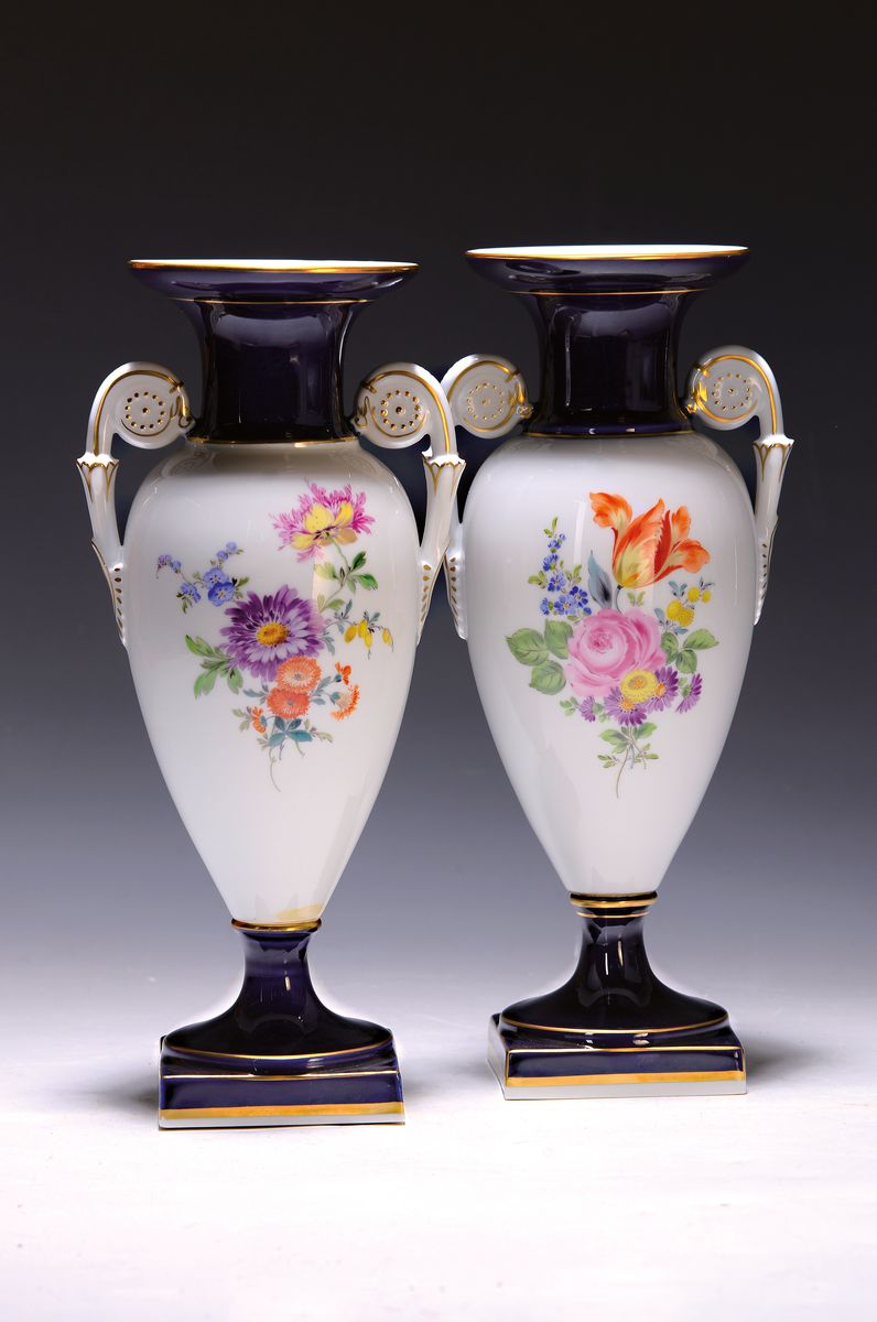 Paar Doppelhenkelvasen, Meissen, 2.H.20.Jh., 1.Wahl, qualitätvolle polychrome Blumenbukettmalerei, kobaltblau, H.ca. 25cm
