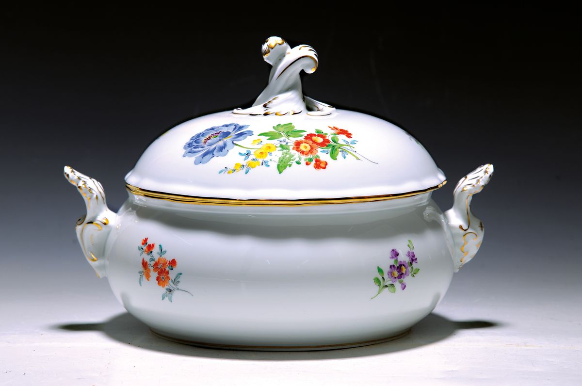 Deckelschüssel, Meissen, 2.H.20.Jh., 1. Wahl, qualitätvolle polychrome Bemalung von Blumenbuketts, Goldstaffage, L.ca. 26 c m
