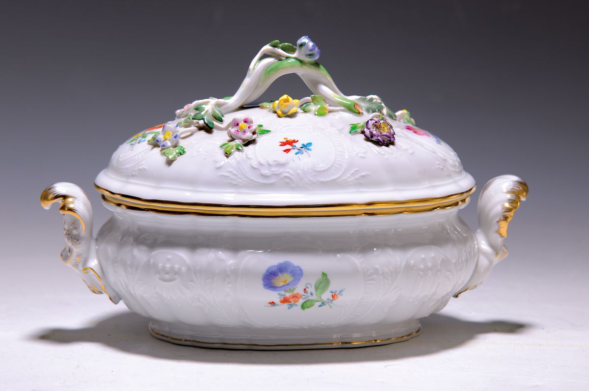 Deckelschüssel, Meissen, 2.H.20.Jh., 2. Wahl , Rocaillenrelief, polychrome Bemalung von gestreuten Blumen, Asthenkel mit vollplastischen Blüten u. ...