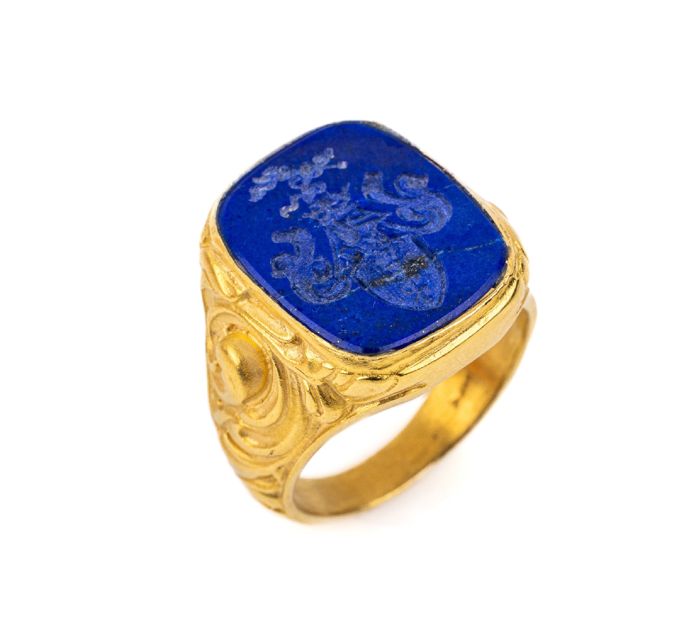 Lapislazuli-Siegelring, Lapislazuligravur, Idar-Oberstein um 1920, Silber verg. rechteckige Lapislazuliplatte, mit Darstellungeines gotischen ...
