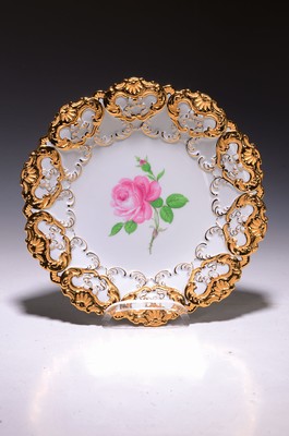 Image 26699150 - Large ceremonial bowl, Meissen, Red Rose, 2nd half of 20th century. Century, 1st choice, polychrome painting, matt and shiny gold decoration, d.ca. 27 cm, relief rocaille edge