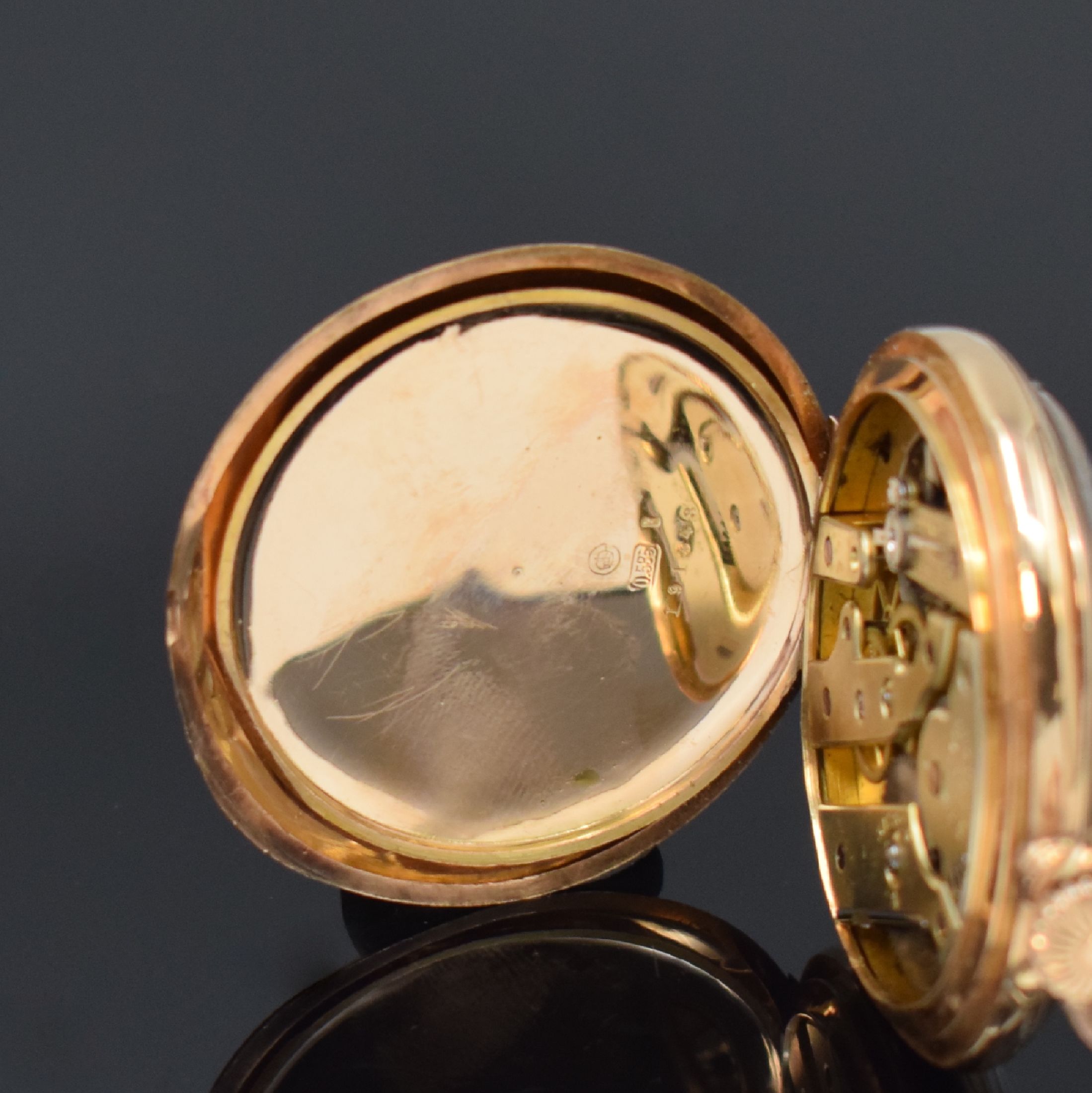 Detail d: VACHERON & CONSTANTIN offene Taschenuhr in RoséG 585/000, Schweiz um 1900, 3-Deckel- Goldgeh. dell., Rückdeckel m. Monogramm, Cuvette m. Widmung, ...