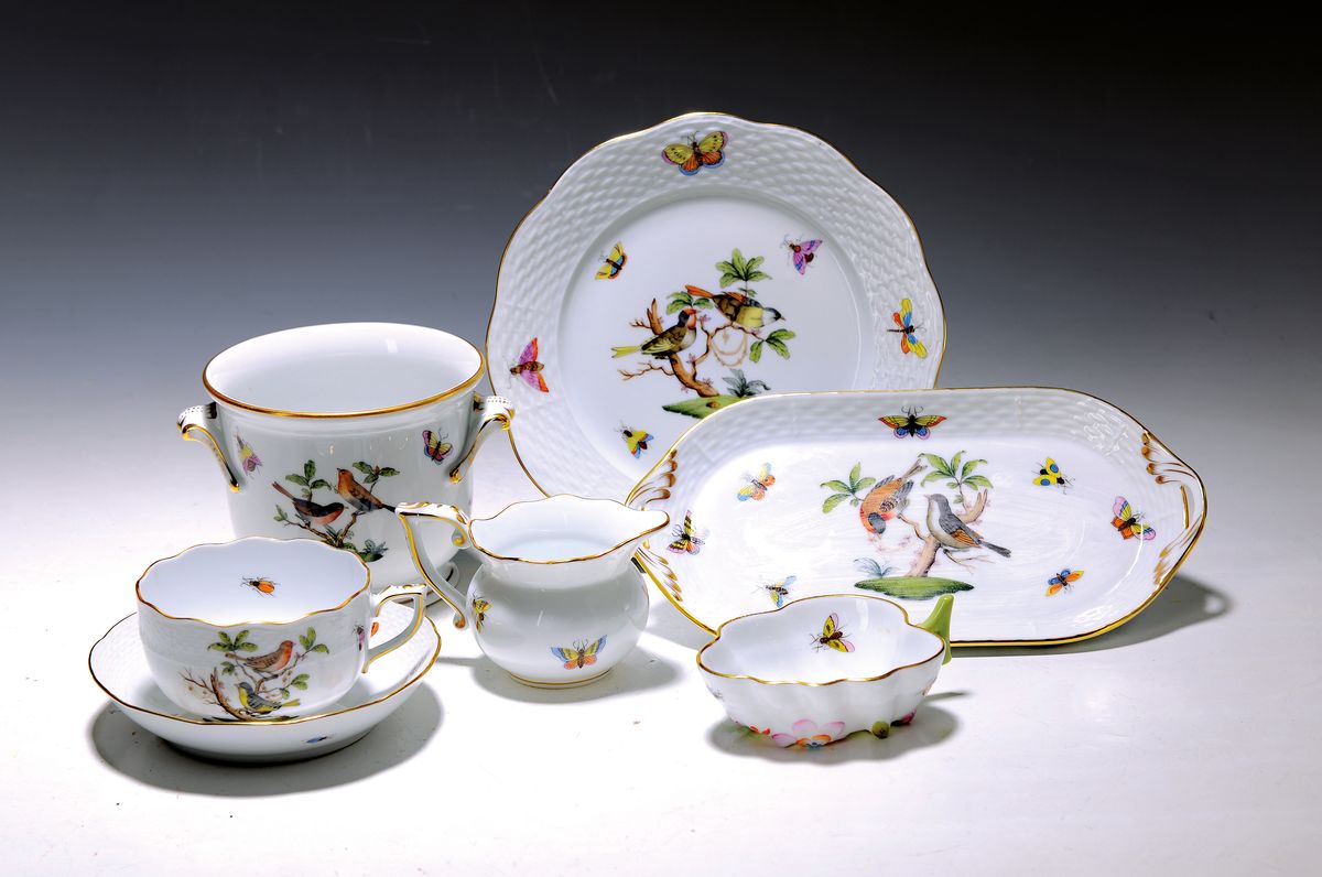 6 Gedecke, Herend Ungarn, 20. Jh., Dekor Rothschild, Goldränder, 6 Tassen mit Untertassen, 6 Kuchenteller, kleines ovales Tablett mit Milchkännchen ...