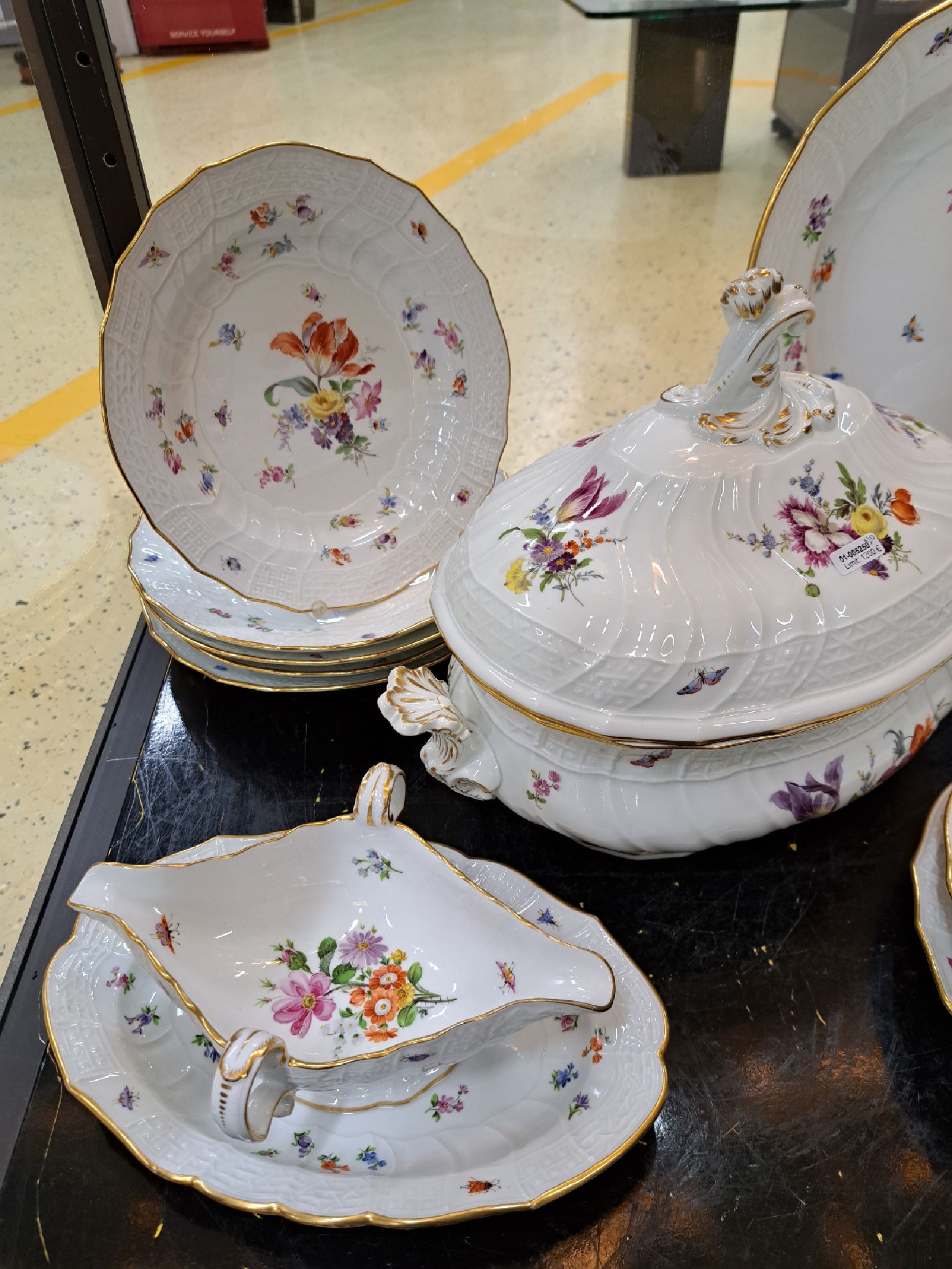 Detail a: Speiseservice, Meissen, um 1880-90 und später, 1. Wahl, Porzellan, Neubrandensteinrelief, bunt bemalt mit Blumenbuketts, gestreute Blumen und ...