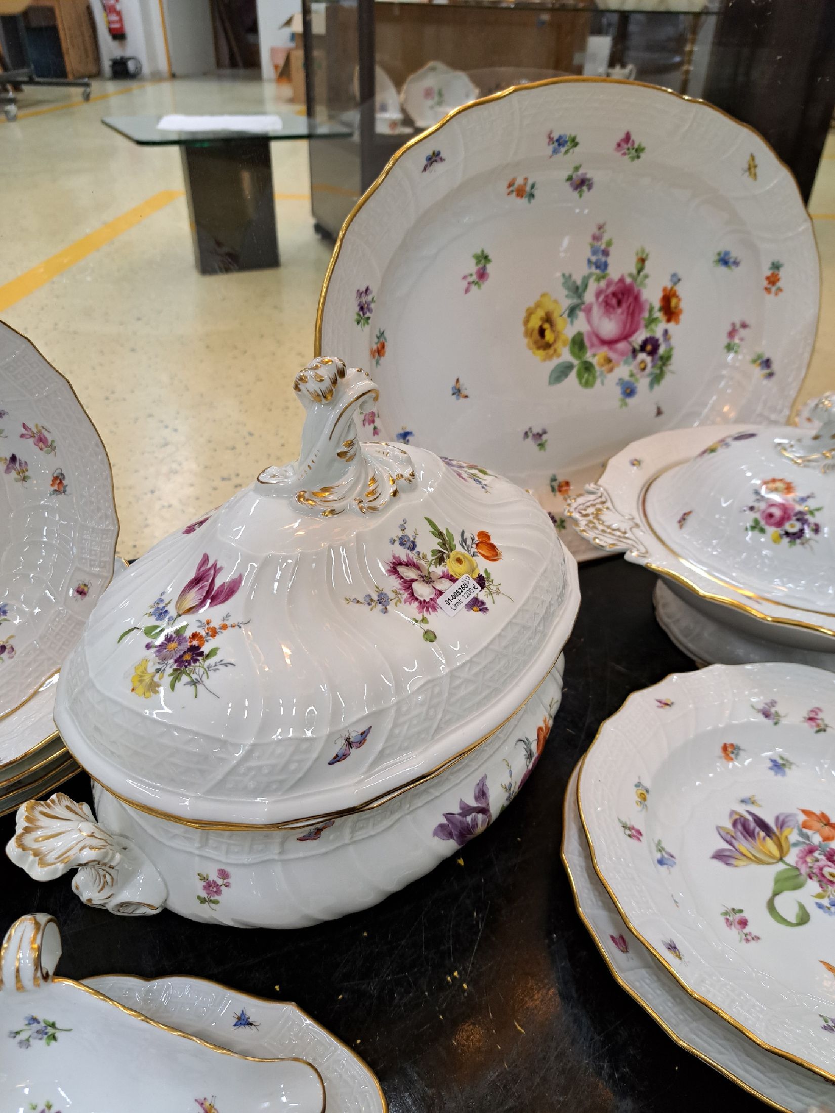 Detail b: Speiseservice, Meissen, um 1880-90 und später, 1. Wahl, Porzellan, Neubrandensteinrelief, bunt bemalt mit Blumenbuketts, gestreute Blumen und ...