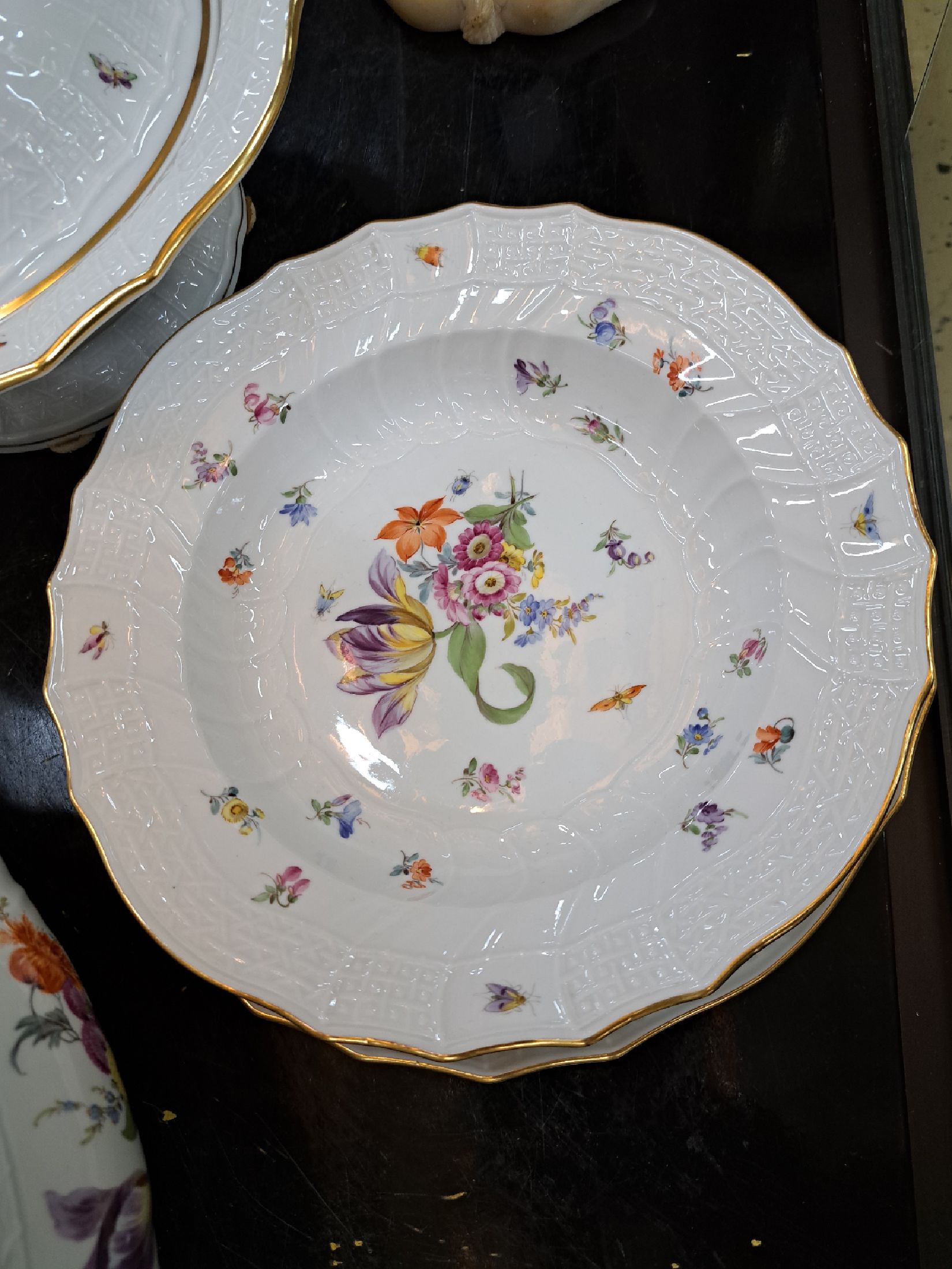 Detail c: Speiseservice, Meissen, um 1880-90 und später, 1. Wahl, Porzellan, Neubrandensteinrelief, bunt bemalt mit Blumenbuketts, gestreute Blumen und ...