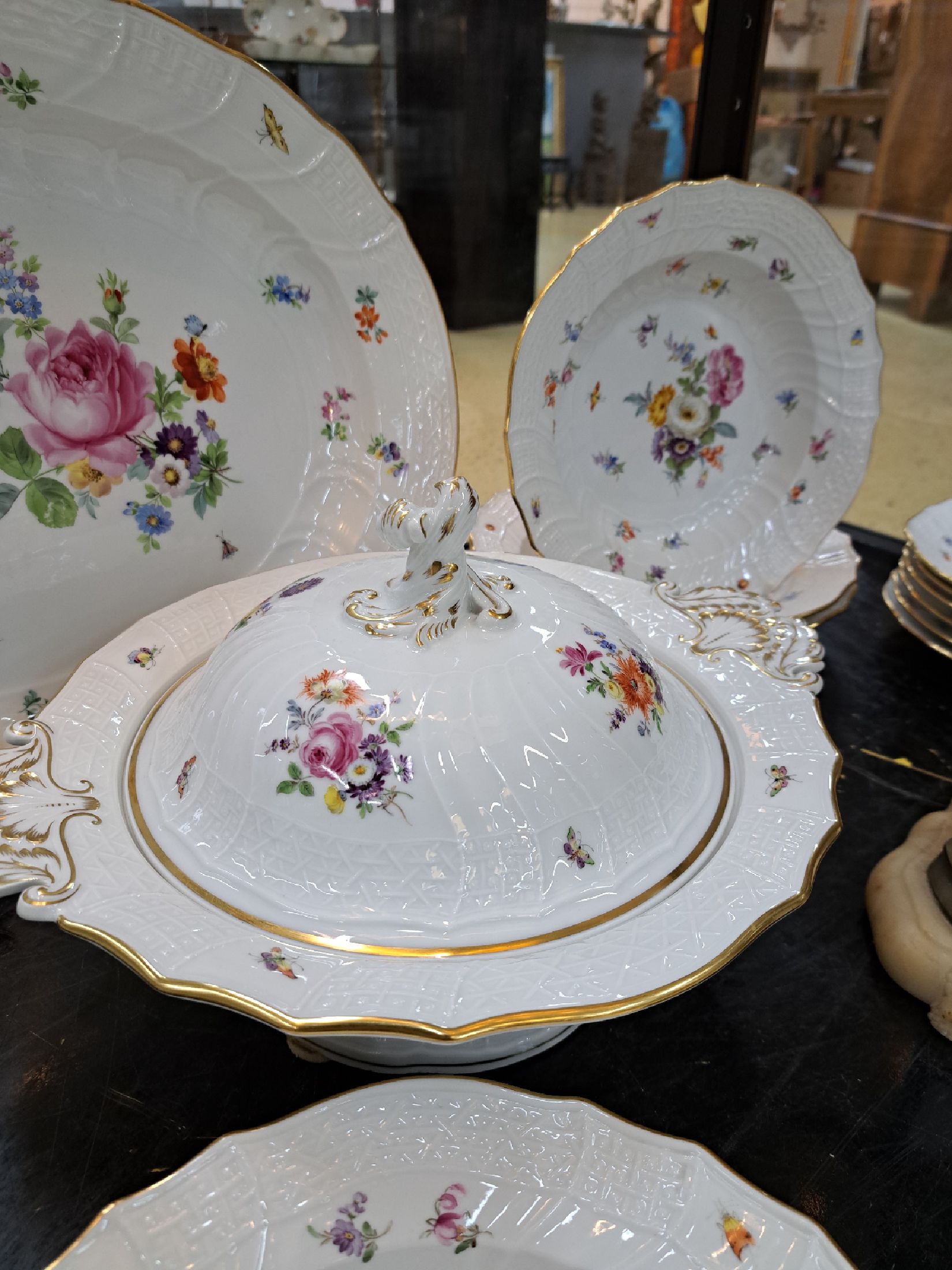 Detail d: Speiseservice, Meissen, um 1880-90 und später, 1. Wahl, Porzellan, Neubrandensteinrelief, bunt bemalt mit Blumenbuketts, gestreute Blumen und ...