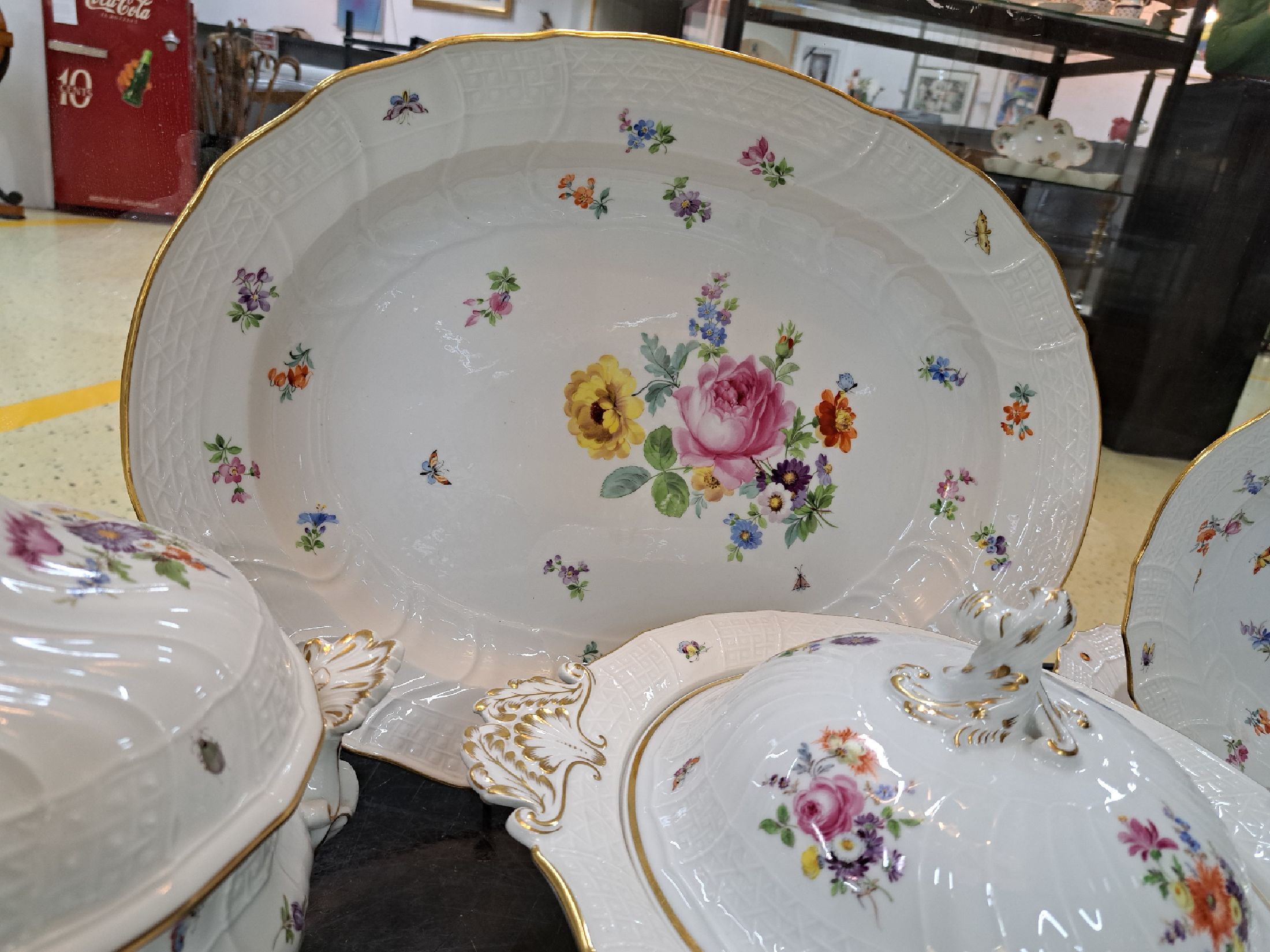 Detail e: Speiseservice, Meissen, um 1880-90 und später, 1. Wahl, Porzellan, Neubrandensteinrelief, bunt bemalt mit Blumenbuketts, gestreute Blumen und ...