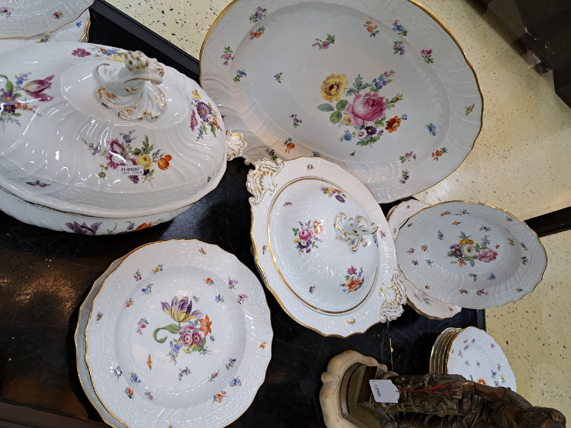 Detail f: Speiseservice, Meissen, um 1880-90 und später, 1. Wahl, Porzellan, Neubrandensteinrelief, bunt bemalt mit Blumenbuketts, gestreute Blumen und ...
