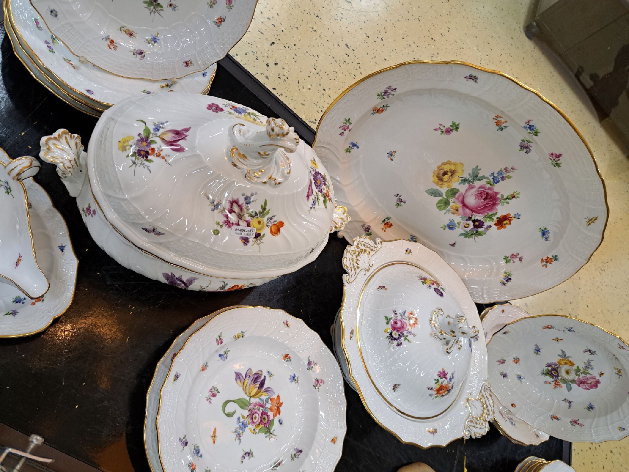 Detail g: Speiseservice, Meissen, um 1880-90 und später, 1. Wahl, Porzellan, Neubrandensteinrelief, bunt bemalt mit Blumenbuketts, gestreute Blumen und ...