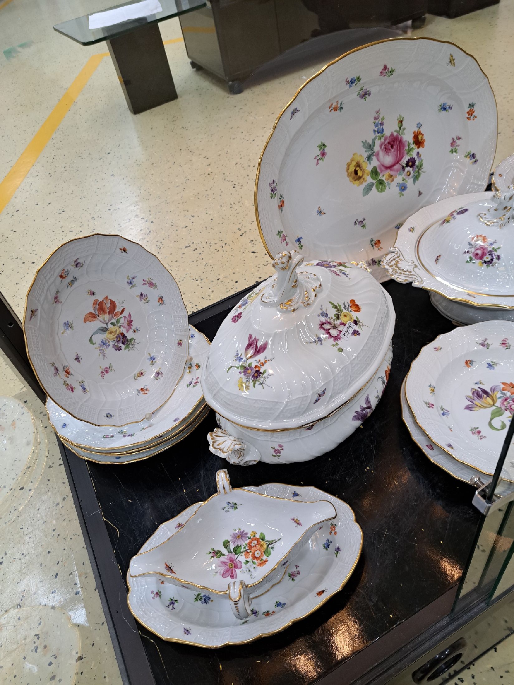 Detail h: Speiseservice, Meissen, um 1880-90 und später, 1. Wahl, Porzellan, Neubrandensteinrelief, bunt bemalt mit Blumenbuketts, gestreute Blumen und ...
