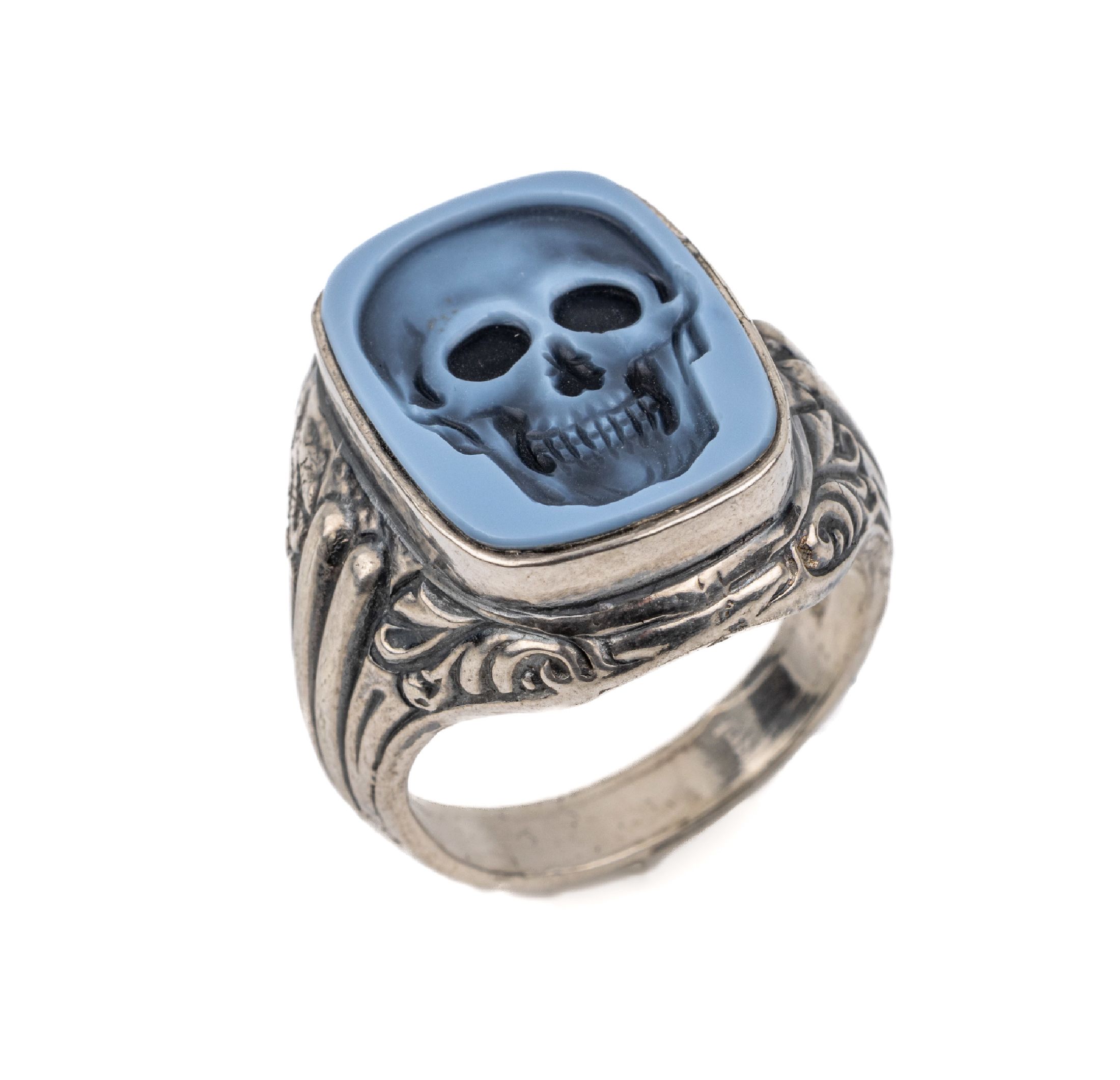 Siegelring, Lagenstein Idar-Oberstein um 1920, Silber, Platte mit Darstellung eines Totenkopfs, Ringschultern reich grav., RW 65, ca. 17.2 g