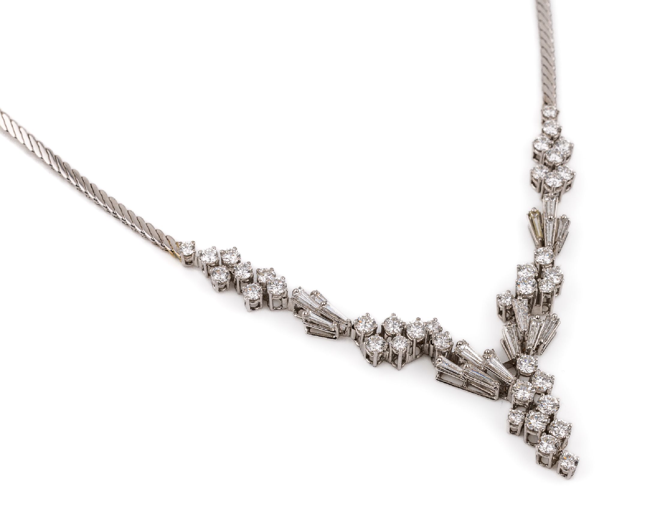18 kt Gold Diamant-Collier, WG 750/000, 17 Diamanttrapez zus. ca. 2.60 ct feines Weiß/vvs-vs, 38 Diamanten zus. ca. 4.00 ct feines Weiß/vs, L. ca. ...