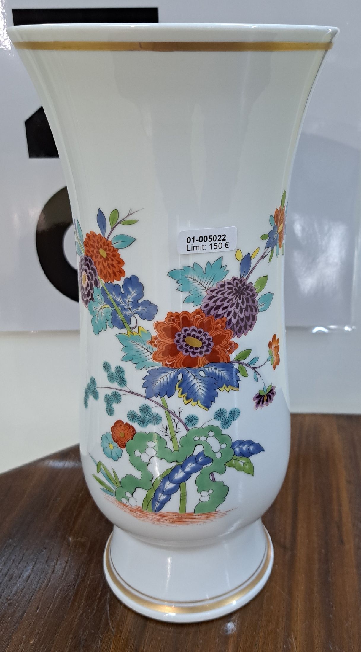 Detail a: Große Vase, Meissen, 20. Jh., 1. Wahl, Kakiemondekor, indische Blumen, Goldränder, H. ca. 28cm
