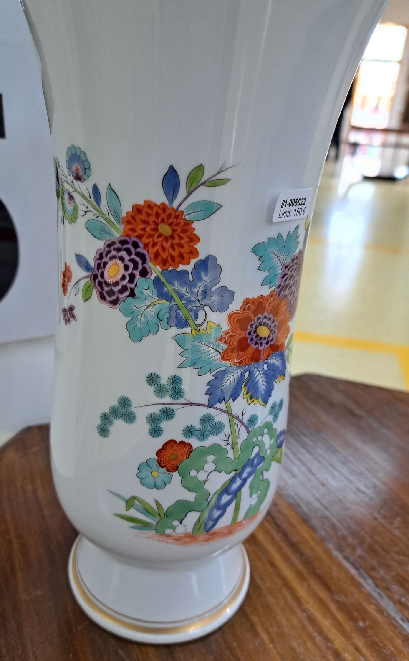 Detail b: Große Vase, Meissen, 20. Jh., 1. Wahl, Kakiemondekor, indische Blumen, Goldränder, H. ca. 28cm
