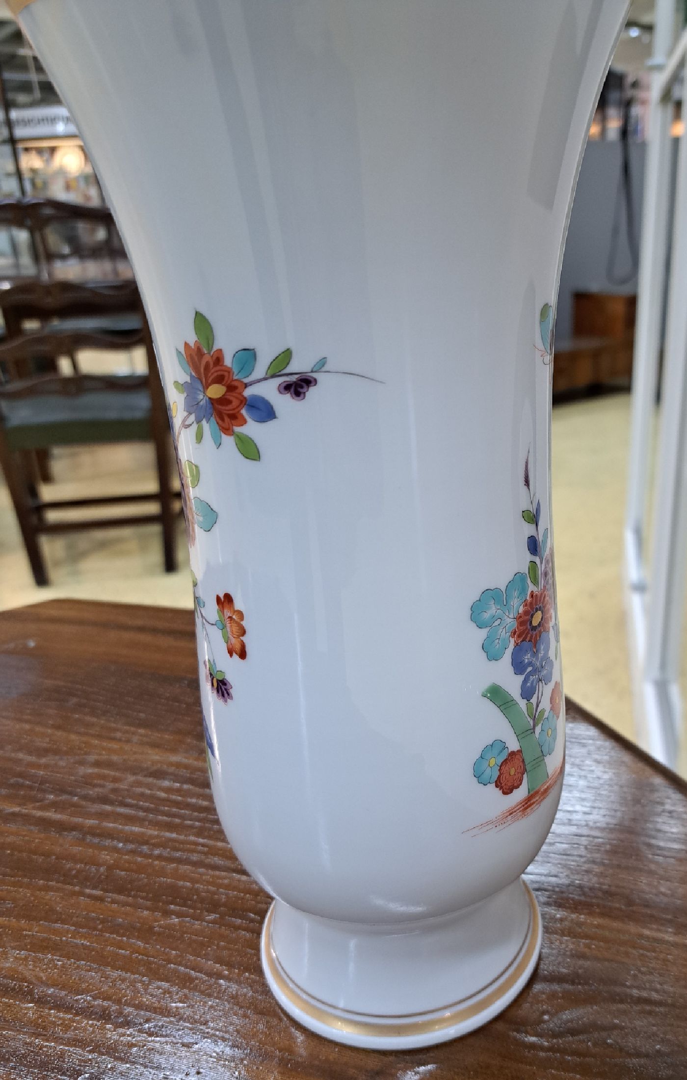 Detail c: Große Vase, Meissen, 20. Jh., 1. Wahl, Kakiemondekor, indische Blumen, Goldränder, H. ca. 28cm