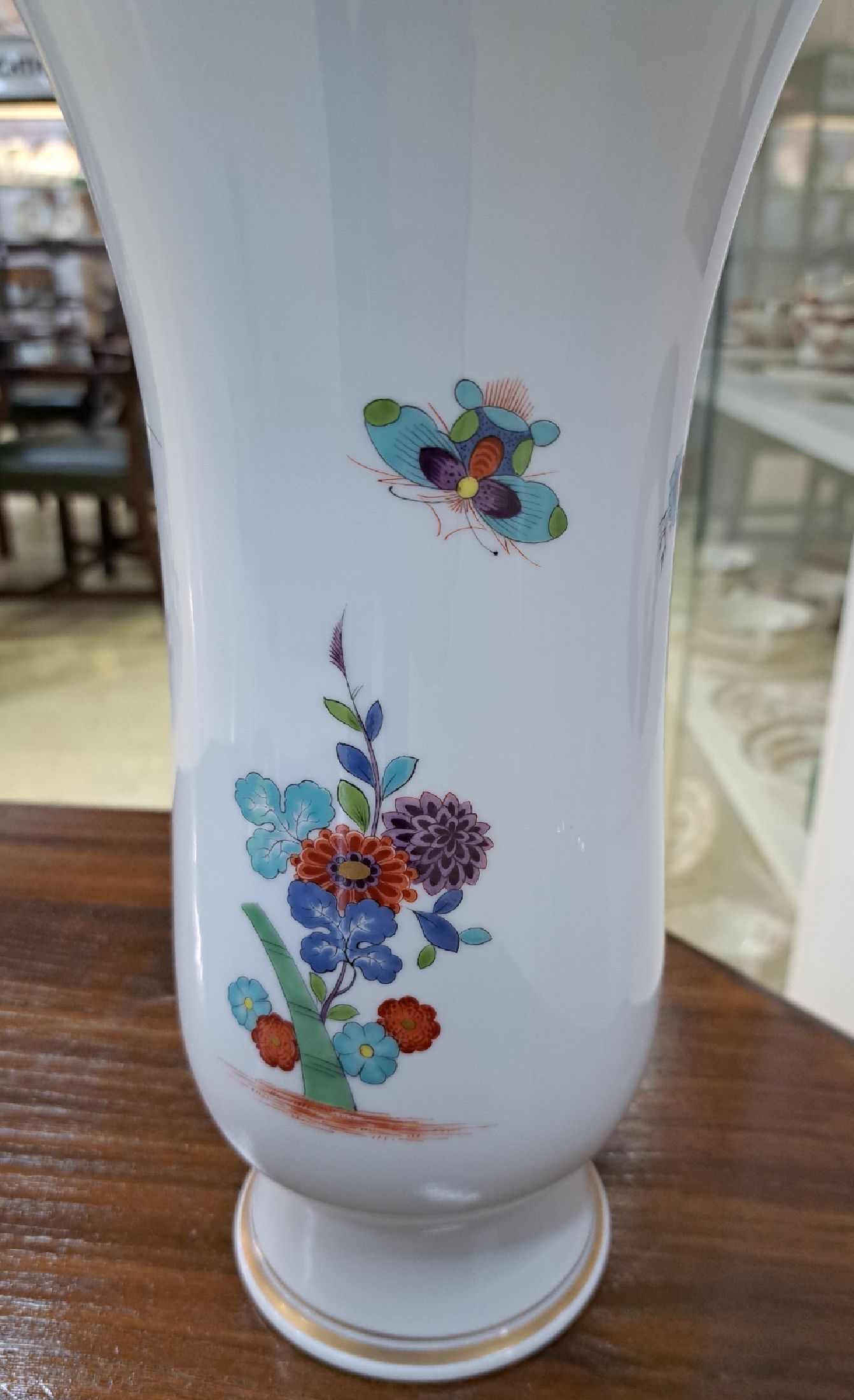 Detail d: Große Vase, Meissen, 20. Jh., 1. Wahl, Kakiemondekor, indische Blumen, Goldränder, H. ca. 28cm