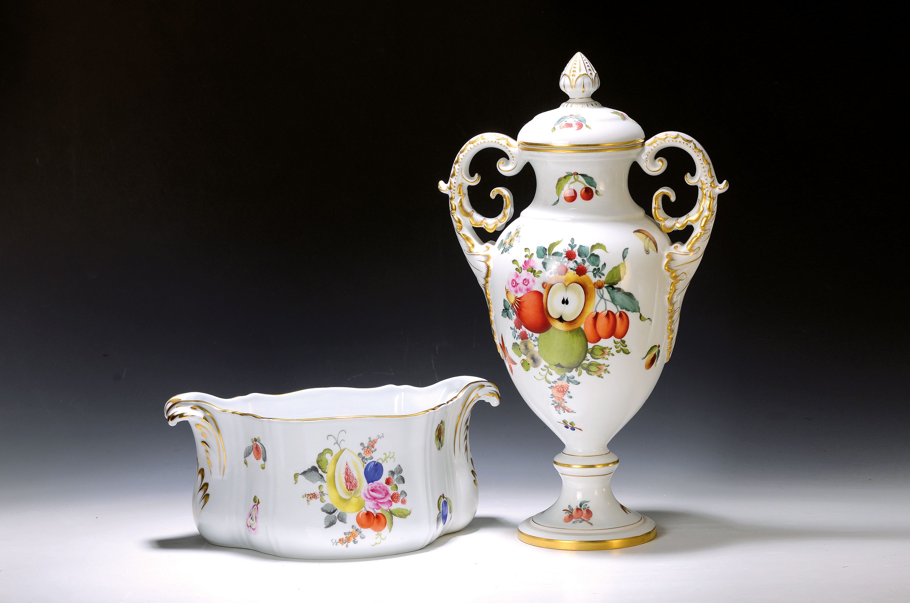 Große Deckelvase und Jardiniere, Herend Ungarn, 20. Jh., reicher Dekor von Früchten, Pilzen, Nüssen und Beeren, Goldstaffage, H. der Vase ca. ...