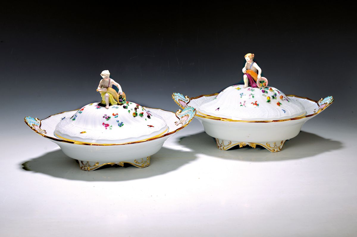Zwei Deckelschalen, Meissen, um 1880-90, 1. und 2. Wahl, Neubrandensteinrelief, Griffe altrosa und türkis gefaßt, Figurenbekrönung mit Füllhorn, ...