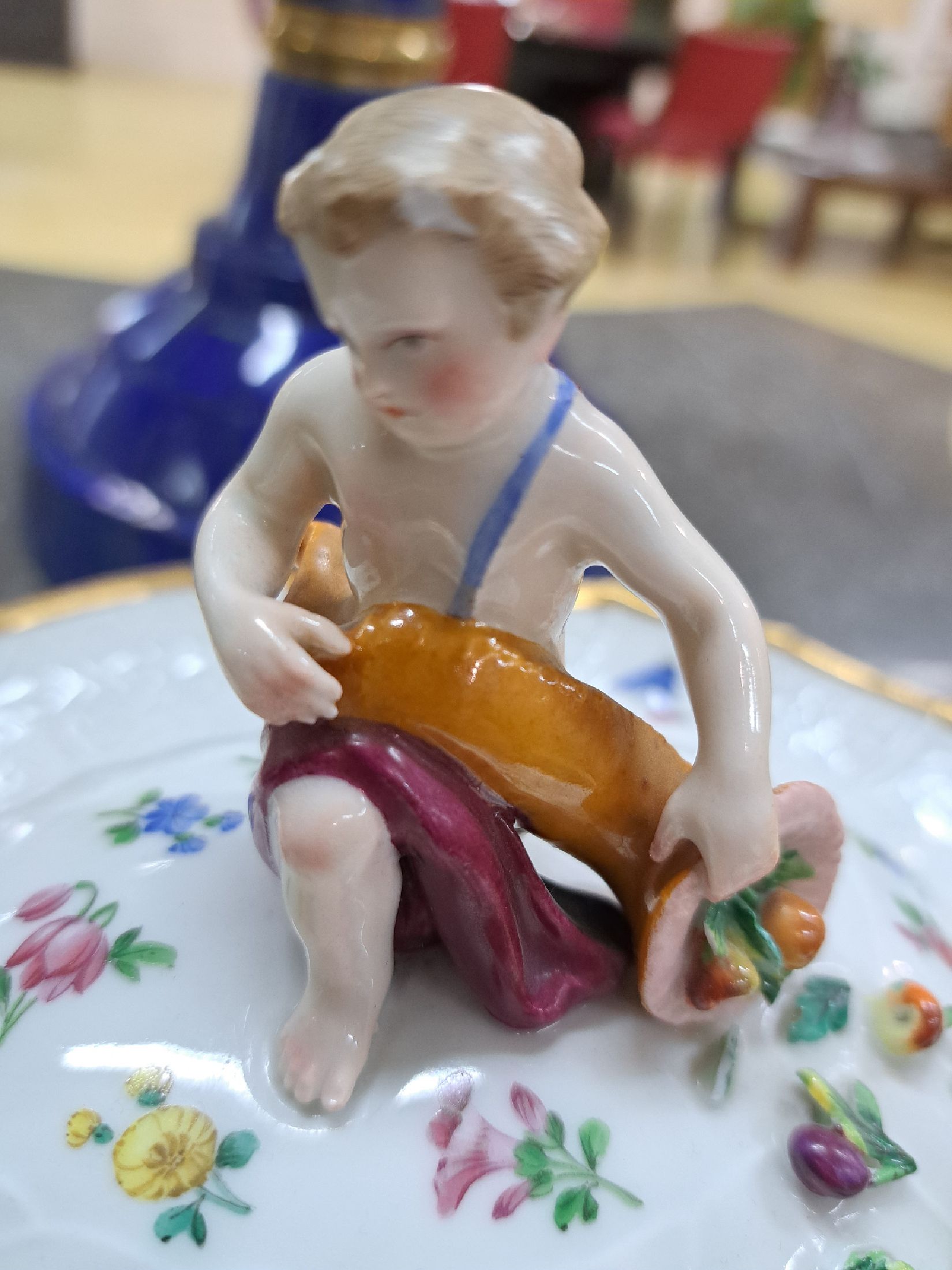 Detail b: Zwei Deckelschalen, Meissen, um 1880-90, 1. und 2. Wahl, Neubrandensteinrelief, Griffe altrosa und türkis gefaßt, Figurenbekrönung mit Füllhorn, ...