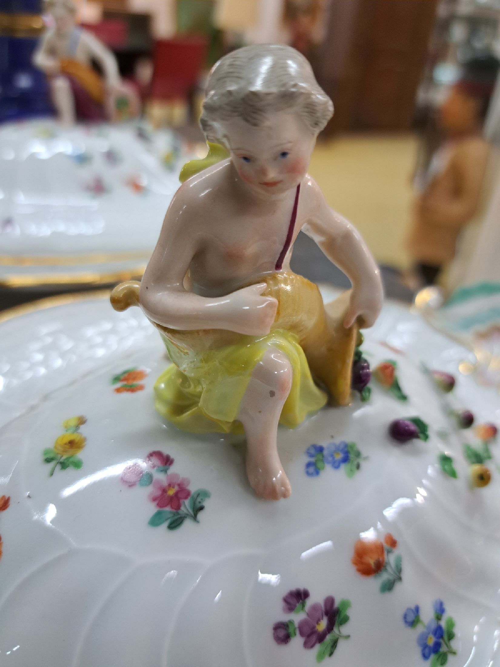 Detail c: Zwei Deckelschalen, Meissen, um 1880-90, 1. und 2. Wahl, Neubrandensteinrelief, Griffe altrosa und türkis gefaßt, Figurenbekrönung mit Füllhorn, ...