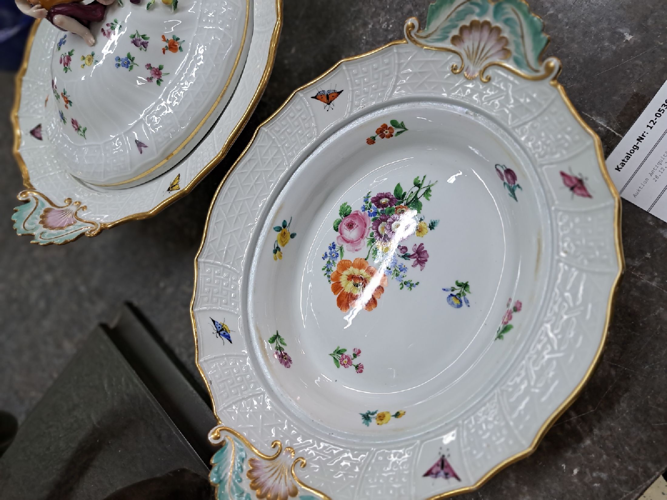 Detail d: Zwei Deckelschalen, Meissen, um 1880-90, 1. und 2. Wahl, Neubrandensteinrelief, Griffe altrosa und türkis gefaßt, Figurenbekrönung mit Füllhorn, ...