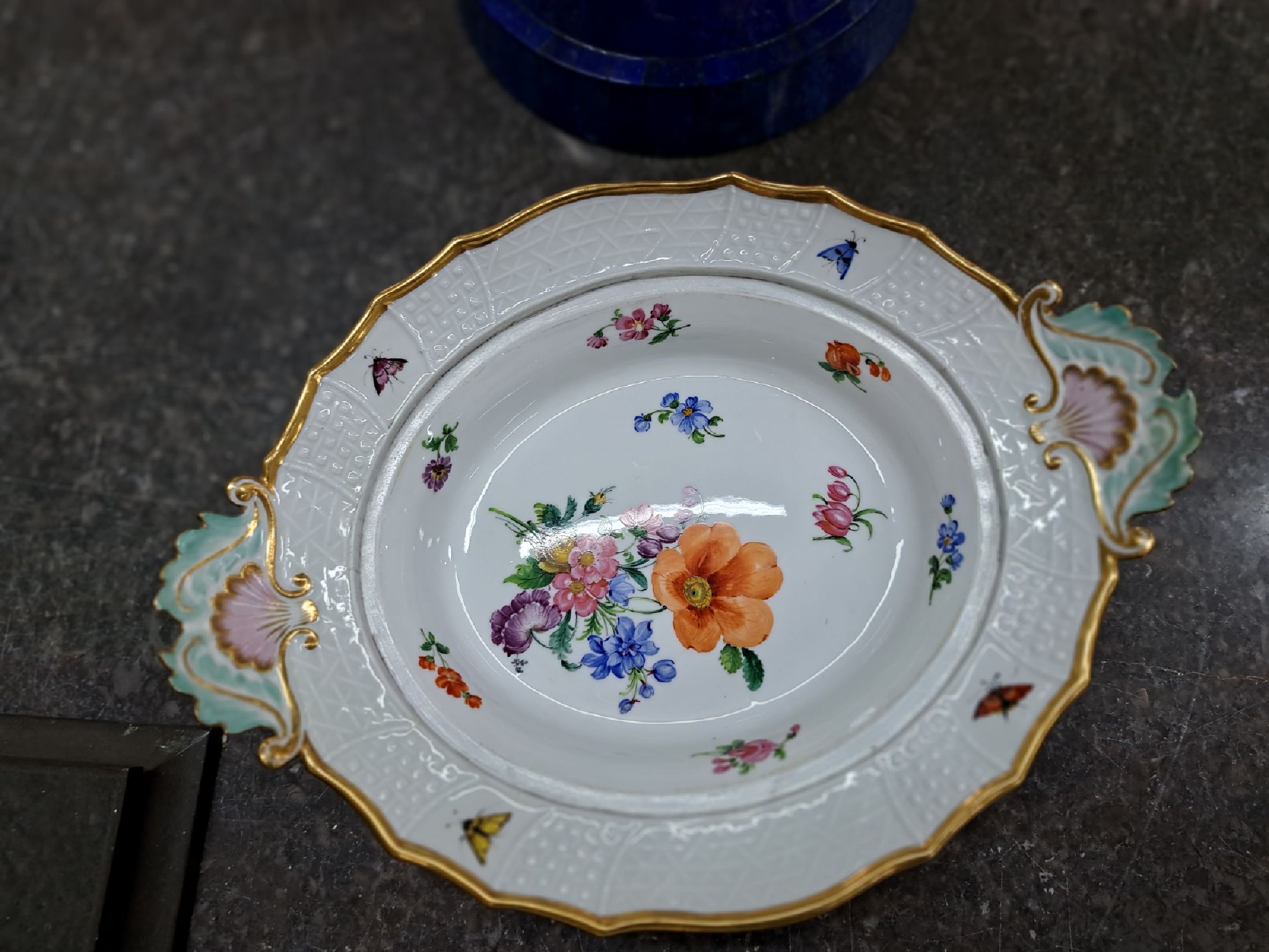 Detail e: Zwei Deckelschalen, Meissen, um 1880-90, 1. und 2. Wahl, Neubrandensteinrelief, Griffe altrosa und türkis gefaßt, Figurenbekrönung mit Füllhorn, ...