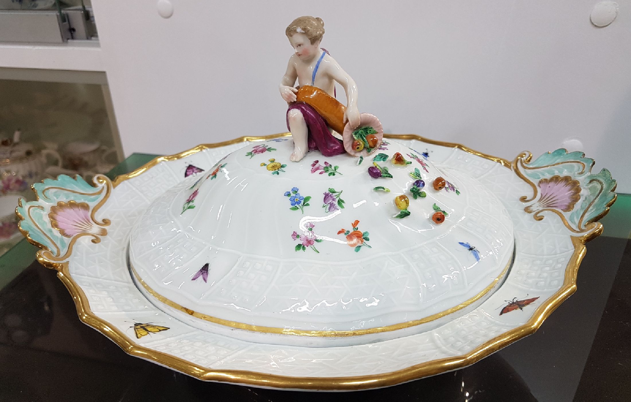 Detail f: Zwei Deckelschalen, Meissen, um 1880-90, 1. und 2. Wahl, Neubrandensteinrelief, Griffe altrosa und türkis gefaßt, Figurenbekrönung mit Füllhorn, ...