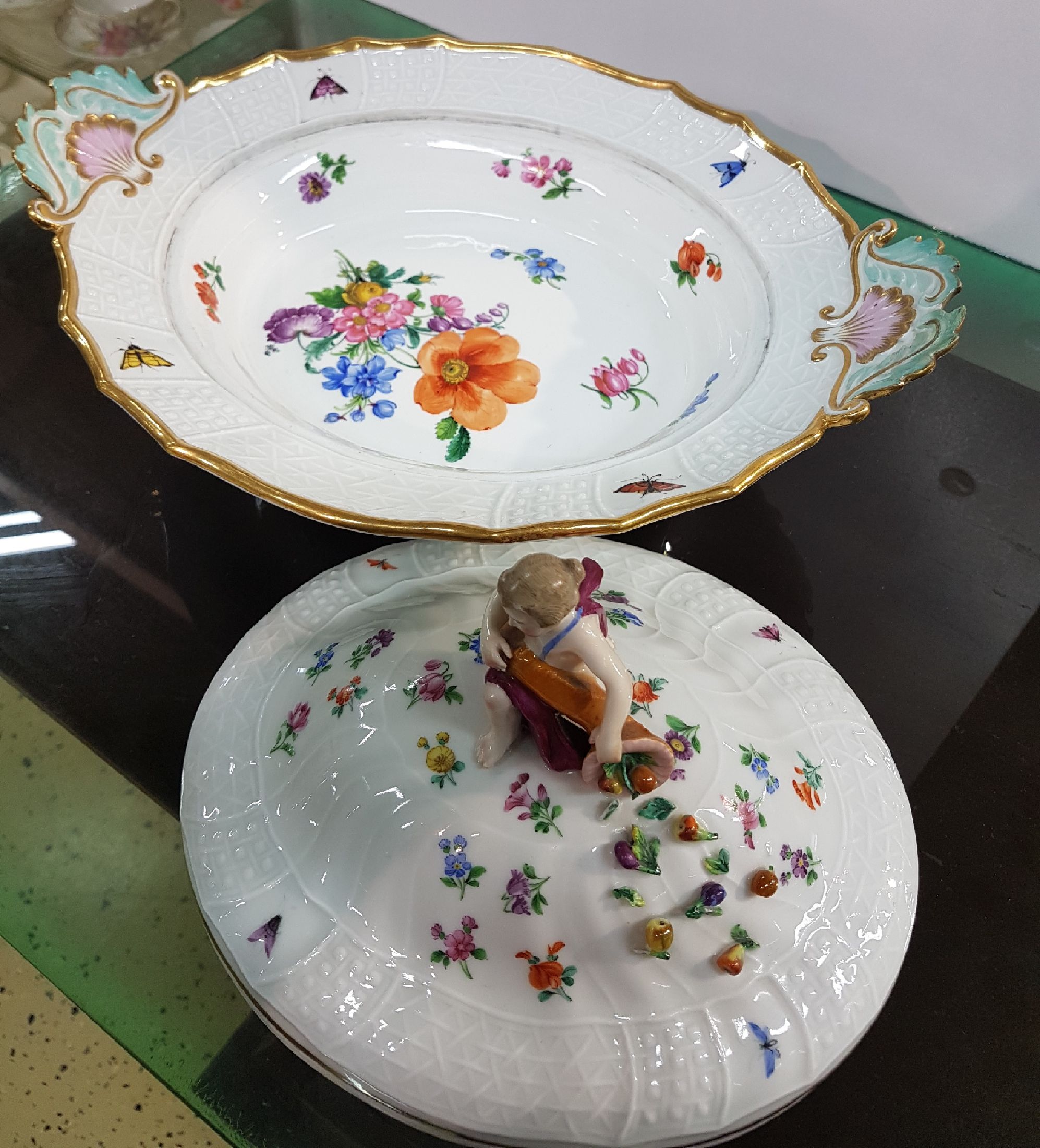 Detail h: Zwei Deckelschalen, Meissen, um 1880-90, 1. und 2. Wahl, Neubrandensteinrelief, Griffe altrosa und türkis gefaßt, Figurenbekrönung mit Füllhorn, ...