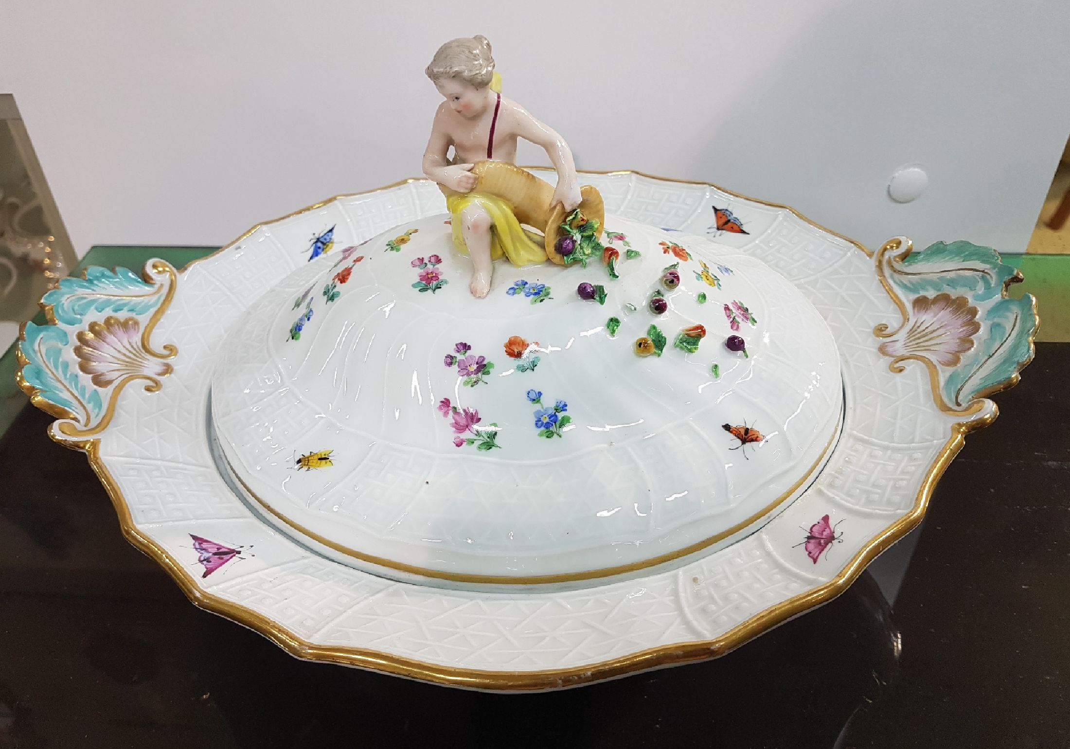 Detail j: Zwei Deckelschalen, Meissen, um 1880-90, 1. und 2. Wahl, Neubrandensteinrelief, Griffe altrosa und türkis gefaßt, Figurenbekrönung mit Füllhorn, ...
