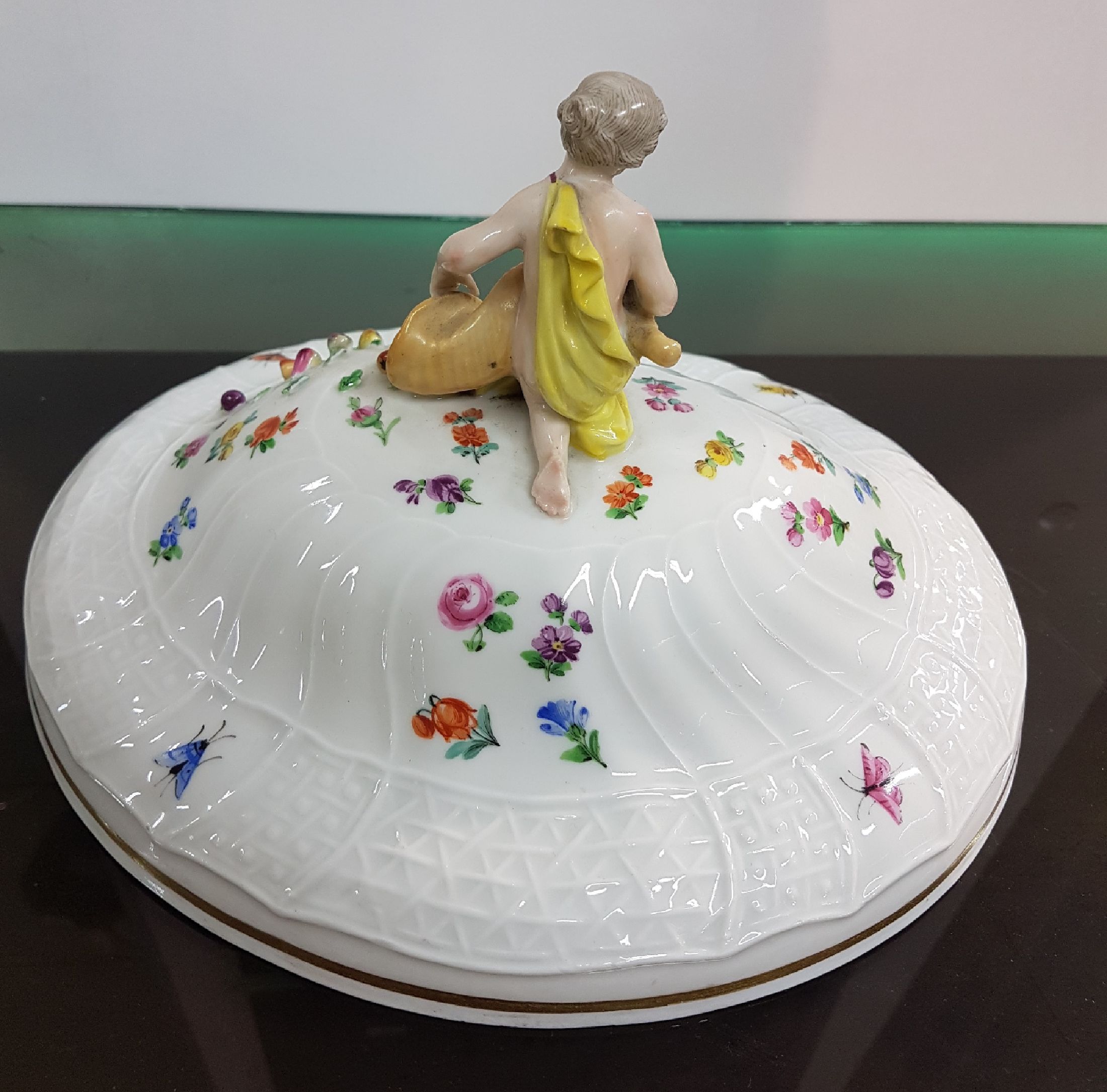 Detail k: Zwei Deckelschalen, Meissen, um 1880-90, 1. und 2. Wahl, Neubrandensteinrelief, Griffe altrosa und türkis gefaßt, Figurenbekrönung mit Füllhorn, ...