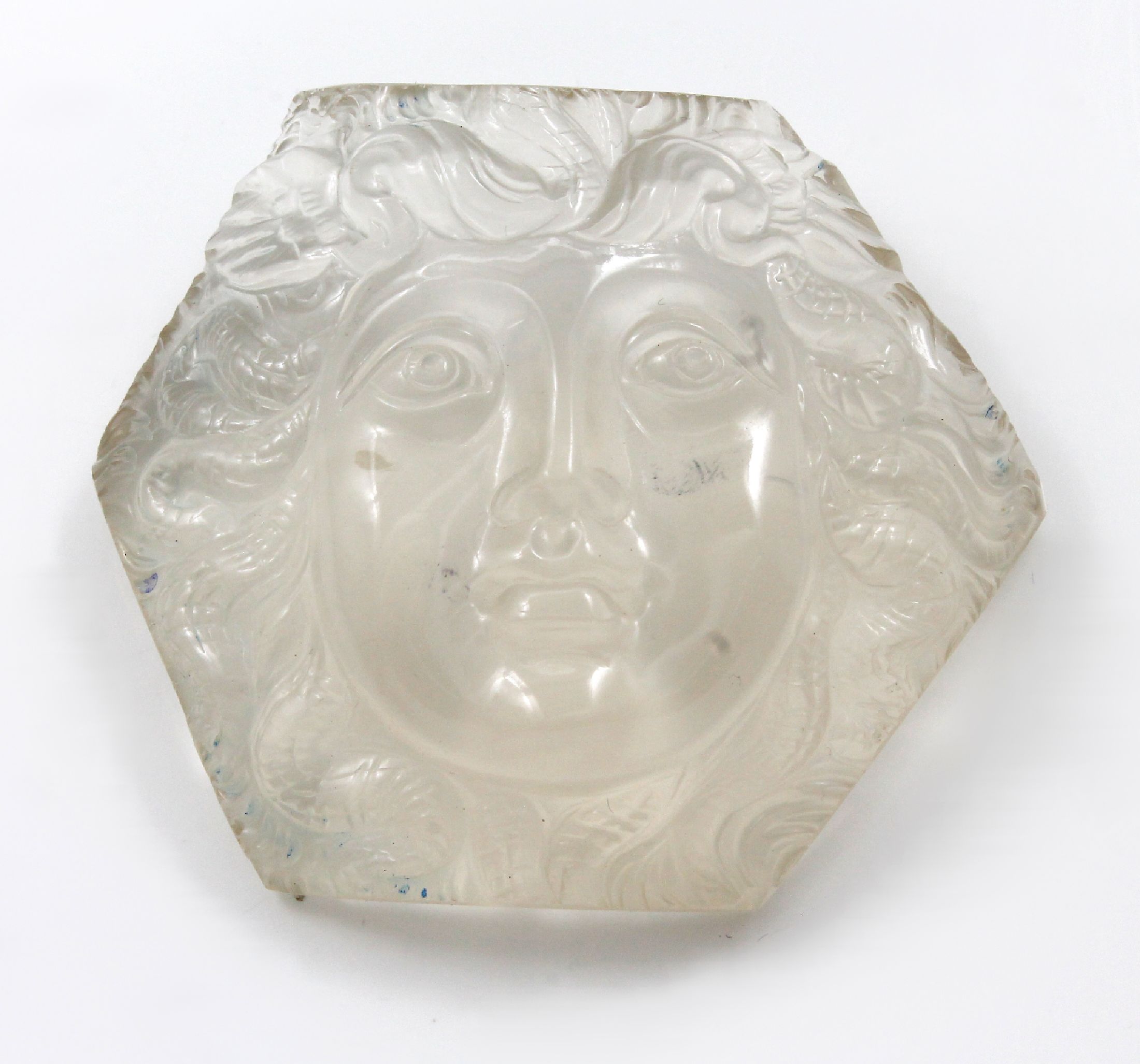 Detail a: Loser Citrin "Medusa", Citrin geschnitten, geschliffen und poliert, weiß, Darstellung derMedusa, D. ca. 6.5 x 5.5 cm