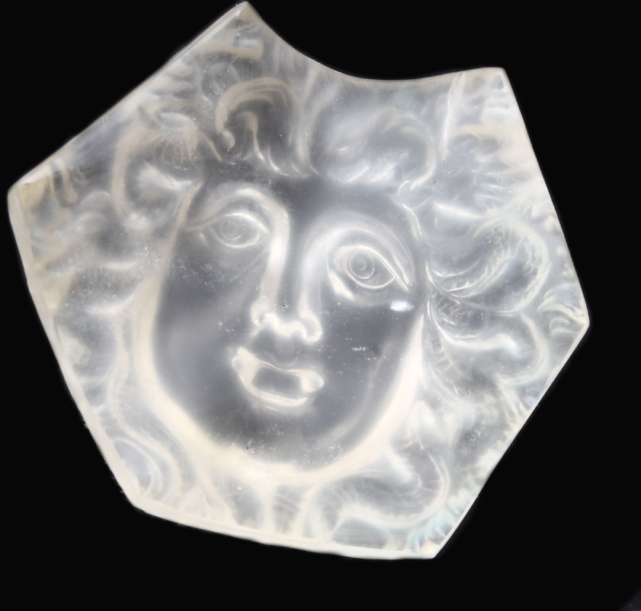 Detail b: Loser Citrin "Medusa", Citrin geschnitten, geschliffen und poliert, weiß, Darstellung derMedusa, D. ca. 6.5 x 5.5 cm