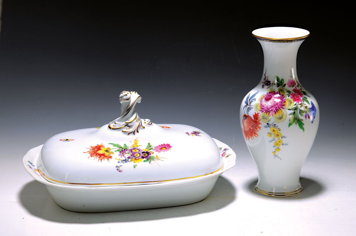 Vase und Deckelschüssel, Meissen, Vase um 1924-34, 1. Wahl, bunt bemalt mit großem Blumenbukett, Goldränder unten, oben mit kobaltblauem Rand mit ...