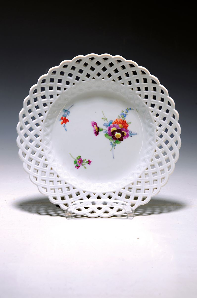 Teller, Meissen, Marcolinizeit, um 1800, Rand in Durchbrucharbeit, mittig bunte Blumenmalerei, D. ca. 23cm