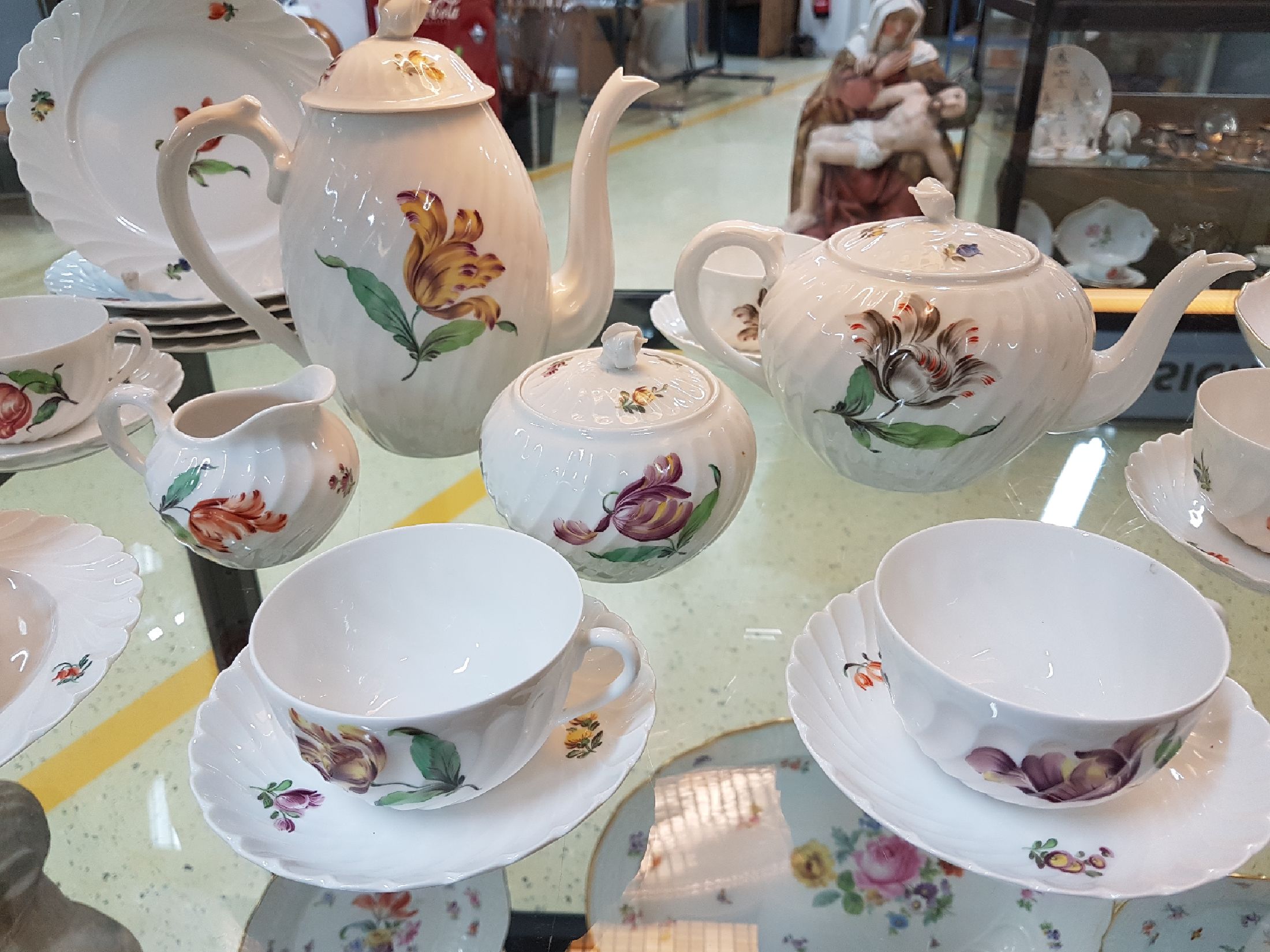 Detail b: Kaffeeservice, Nymphenburg, 20. Jh., Fächerrelief, bunter Blumendekor, Kaffeekanne, Teekanne, Zuckerdose, Milchkännchen, 6 Tassen mit Untertassen, ...