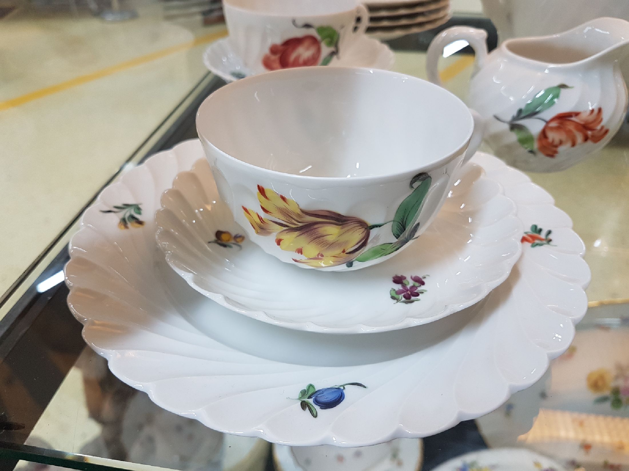 Detail d: Kaffeeservice, Nymphenburg, 20. Jh., Fächerrelief, bunter Blumendekor, Kaffeekanne, Teekanne, Zuckerdose, Milchkännchen, 6 Tassen mit Untertassen, ...