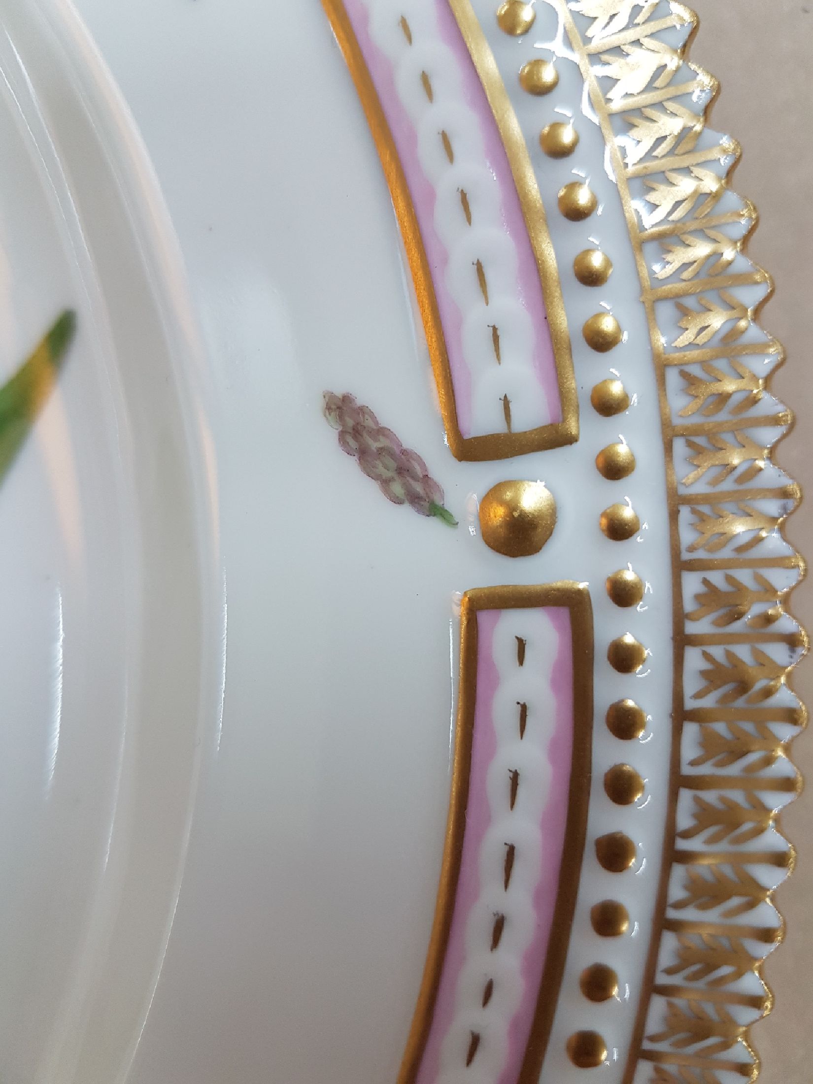 Detail d: Flacher Teller, Kgl. Kopenhagen, aus der Serie Flora Danica, Poligonium Persicaria L, bunt bemalt, Goldrand, D. ca. 25.5cm