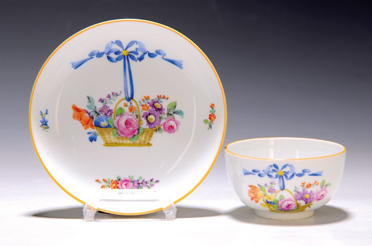 Tasse mit Untertasse, KPM Berlin, um 1900, beide Teile bunt bemalt mit Blumenkorb und blauer Schleife, H. ca. 4cm
