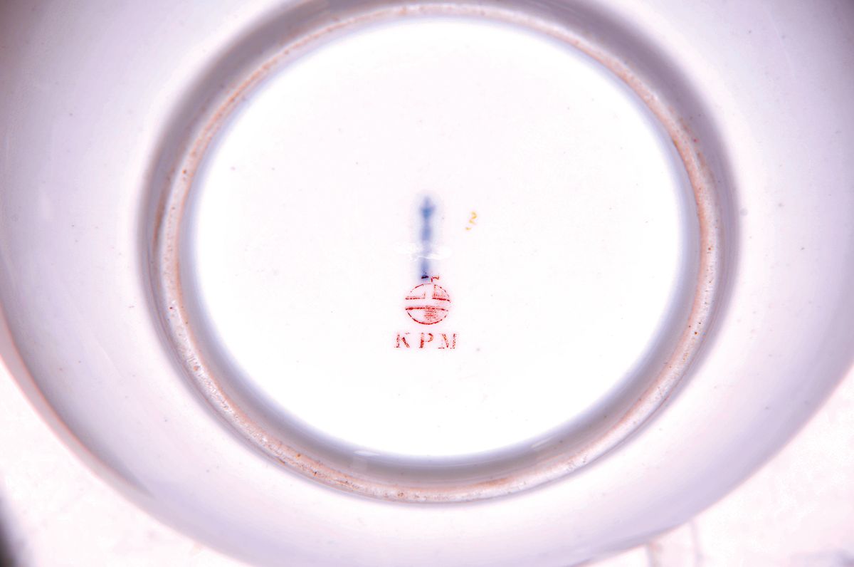 Detail a: Tasse mit Untertasse, KPM Berlin, um 1900, beide Teile bunt bemalt mit Blumenkorb und blauer Schleife, H. ca. 4cm