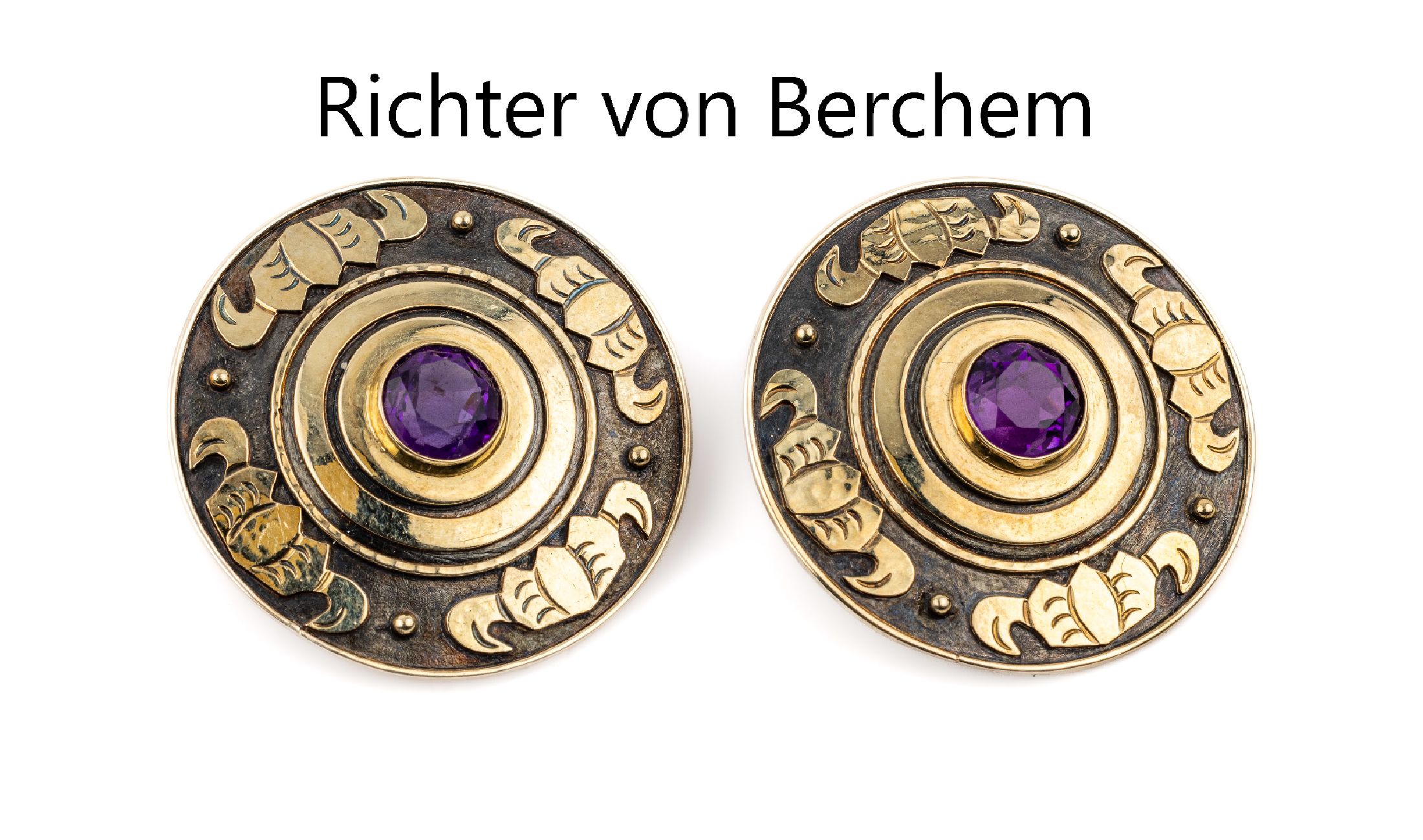 Paar 14 kt Gold RICHTER VON BERCHEM Amethyst- Ohrstecker, GG 585/000 und Silber, runde Silberplatte geschwärzt, mittig rundfacett. Amethysten zus. ...