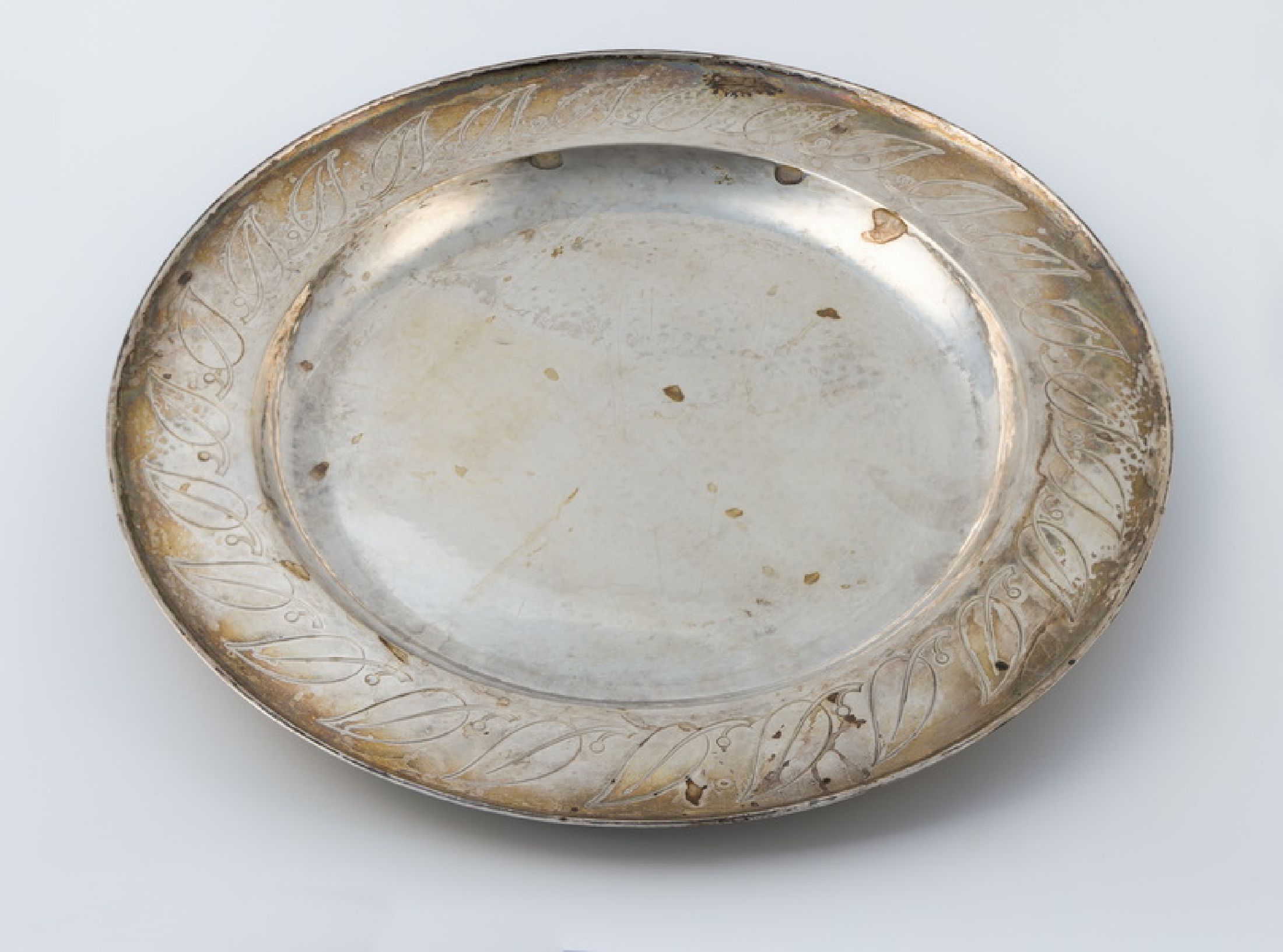 Tablett, 800er Silber, deutsch um 1930, schlichte Gestaltung mit Hammerschlag, Rand umlaufend mit grav. Blättern, D. ca. 31.5 cm, ca. 680 g, ...