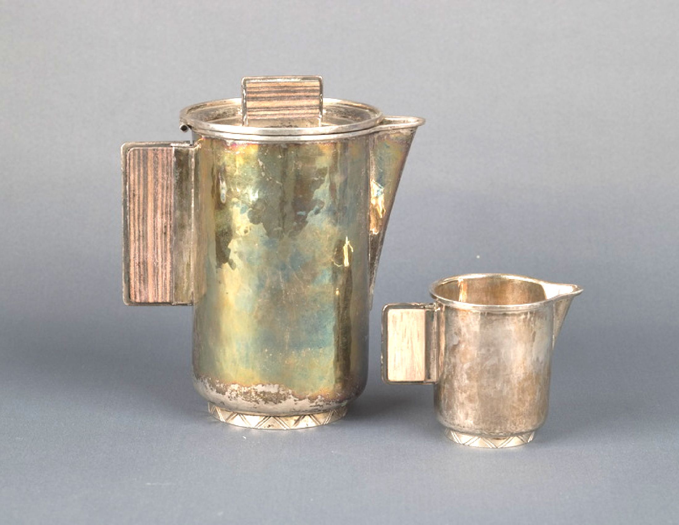 Art Deco Kanne und Sahnegießer, 800er Silber, deutsch, 1930er Jahre, schlichtes zeitloses Design, Hammerschlag, Griffe Holz, Kanne, H. ca. 16.5 cm, ...