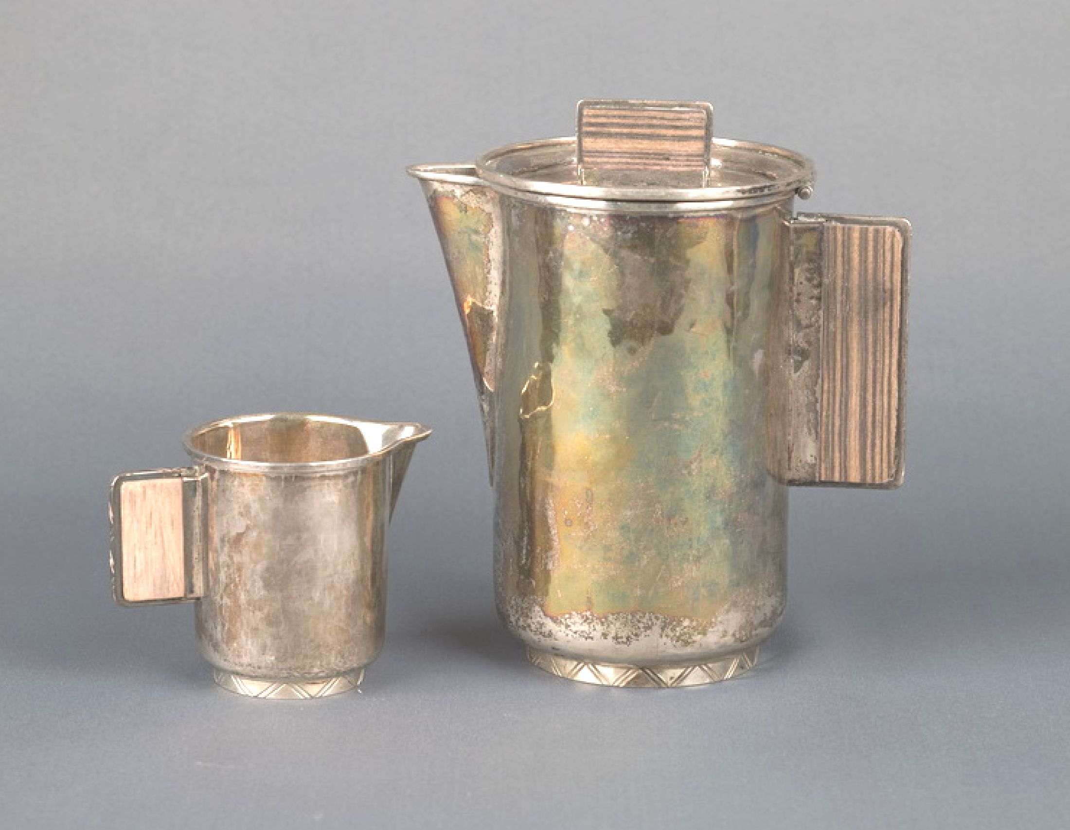 Detail a: Art Deco Kanne und Sahnegießer, 800er Silber, deutsch, 1930er Jahre, schlichtes zeitloses Design, Hammerschlag, Griffe Holz, Kanne, H. ca. 16.5 cm, ...
